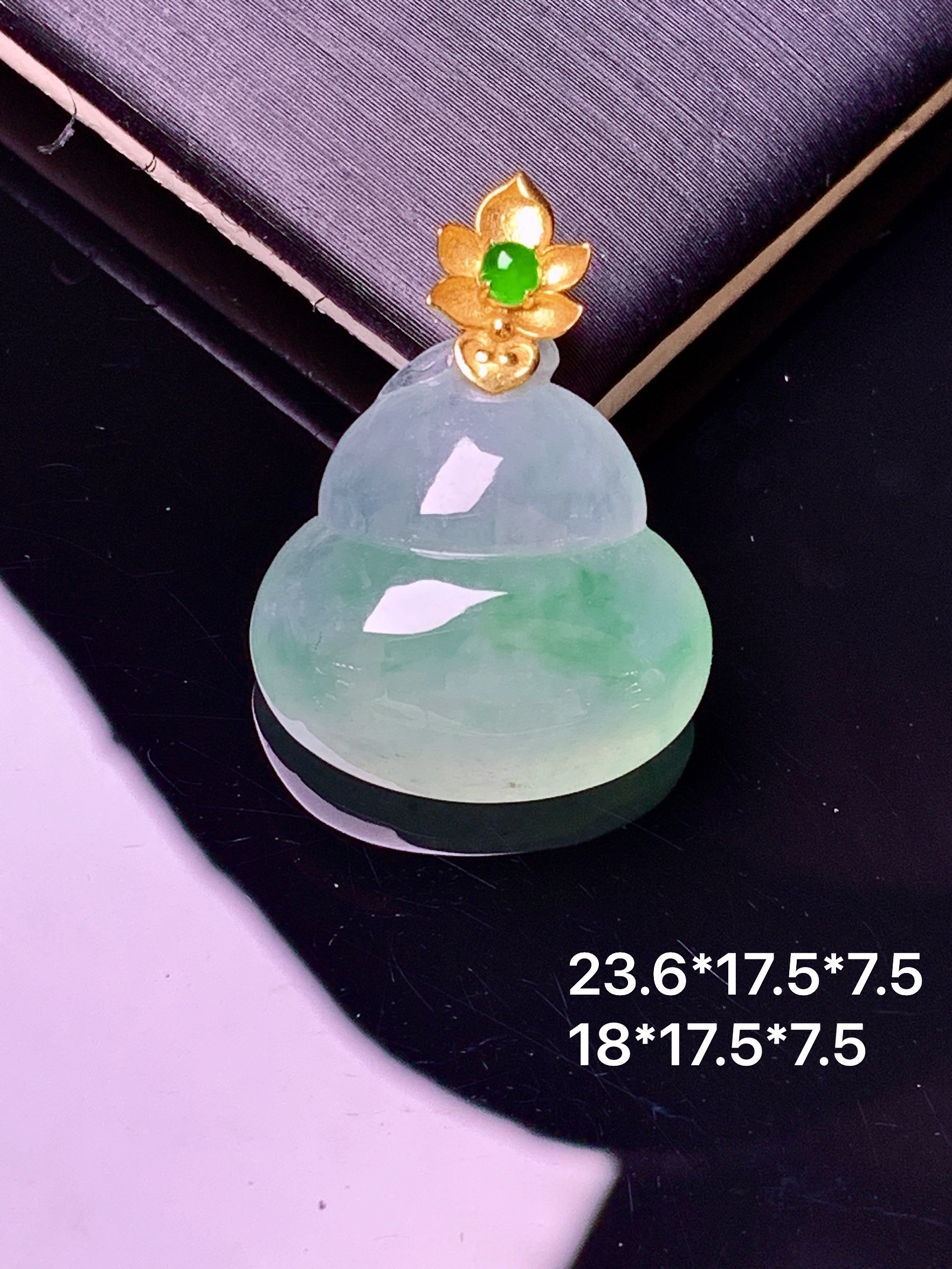 18k金镶嵌冰种飘绿葫芦吊坠 玉质细腻 色泽艳丽清新 水润亮眼 整体尺寸23.6*17.5*7.5 m1