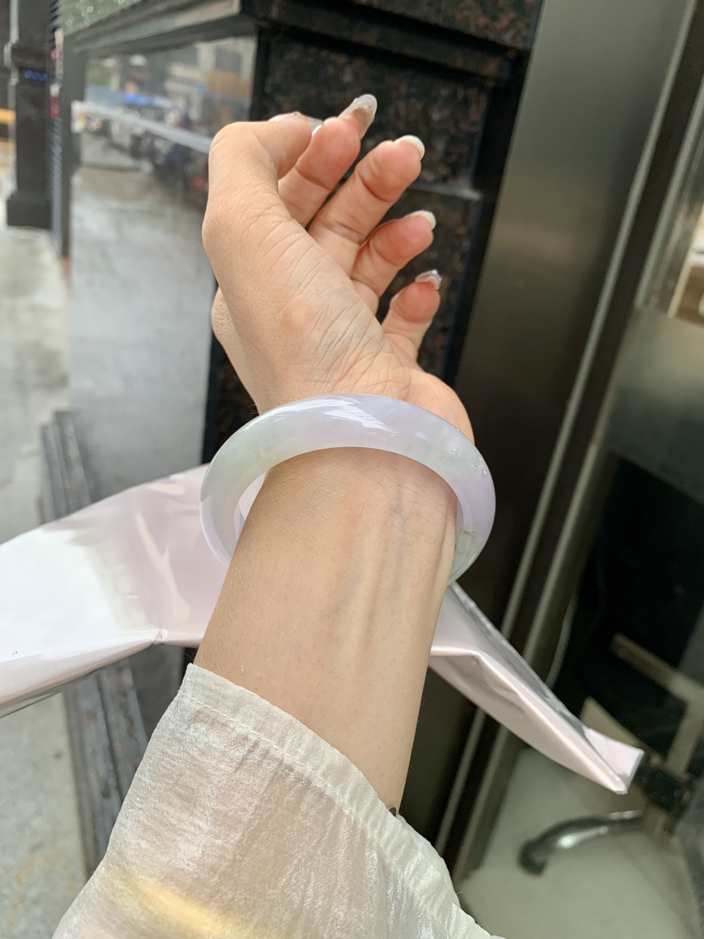 冰春彩正圈 54.6-8-12.8 0519-4A115 打灯棉线，底妆冰润，谁能拒绝一只自带春日滤镜的春彩镯啊，紫底晕染着飘绿花，像雾里的新芽，冰润细腻，上手温柔到骨子里，把整个春天的诗意都戴在手上。