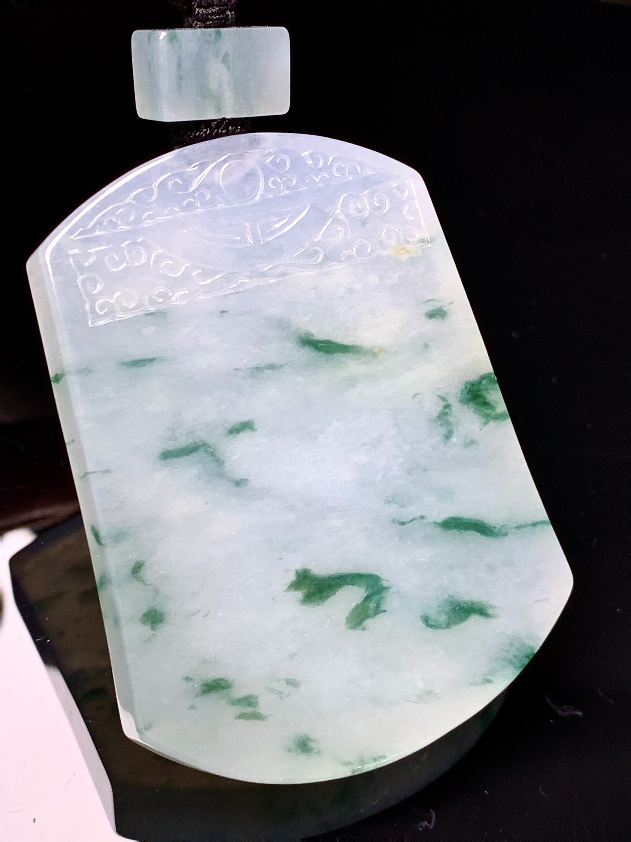 飘绿无事牌吊坠 玉质细腻 色泽艳丽清新 水润亮眼 整体尺寸57.5*43*7 L1