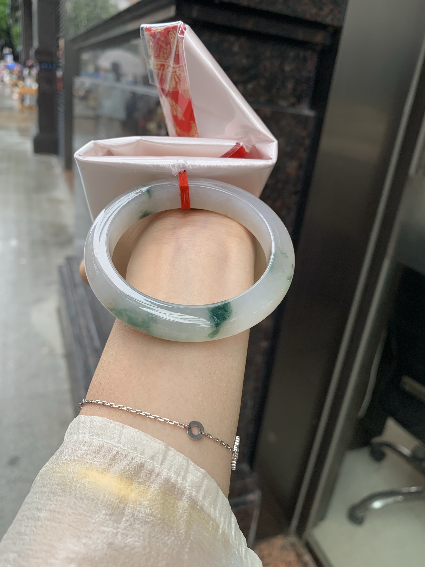冰飘花正圈 0519-4A118 打灯棉线，底妆冰润细腻，冰底中开出了朵朵蓝花，飘花灵动飘逸，勾勒出一幅唯美诗意的山水意境画，古典优雅又秀气
