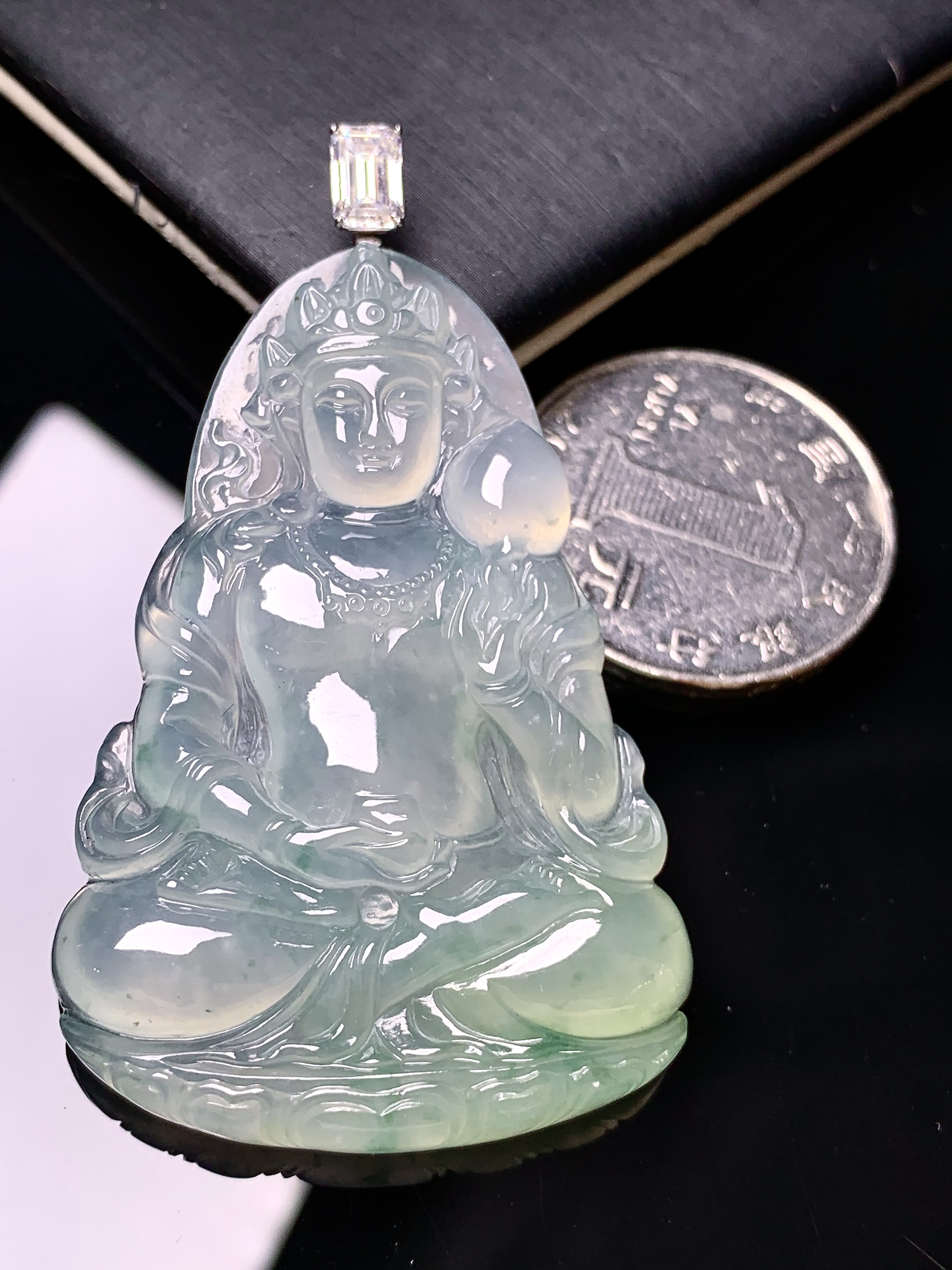 18k金钻镶嵌冰种观音菩萨吊坠 玉质细腻 色泽艳丽清新 水润亮眼 整体尺寸57.2*33.6*5.8 c1