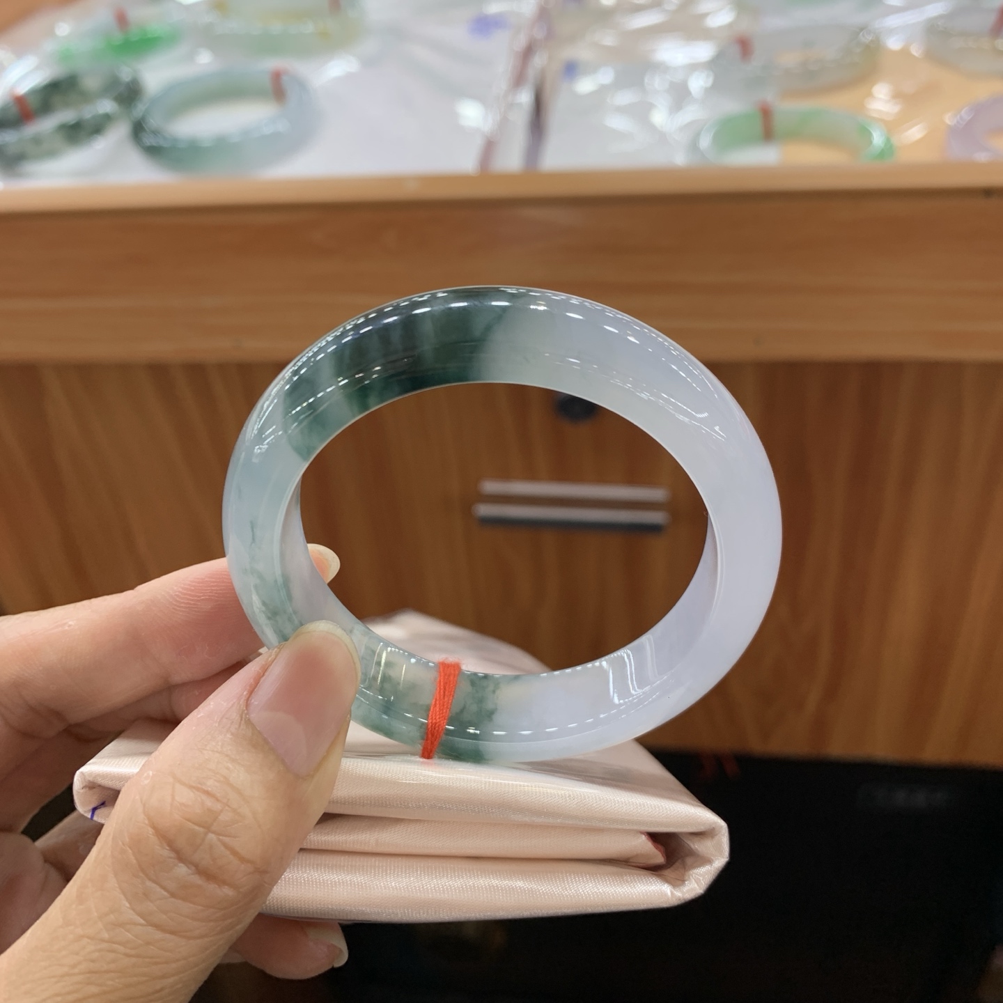 051812CK 飘花正圈翡翠手镯 52.1-13-8.3