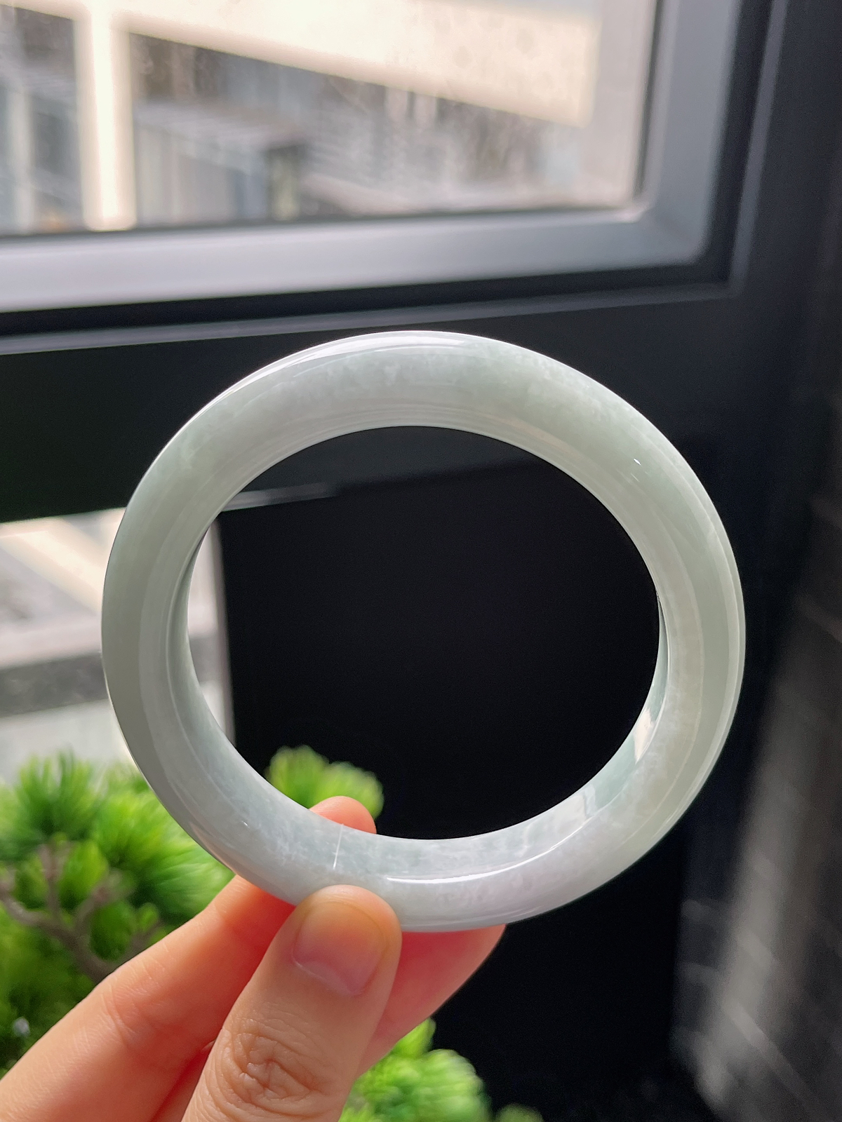 正圈60圈口，翡翠糯化种淡绿色手镯