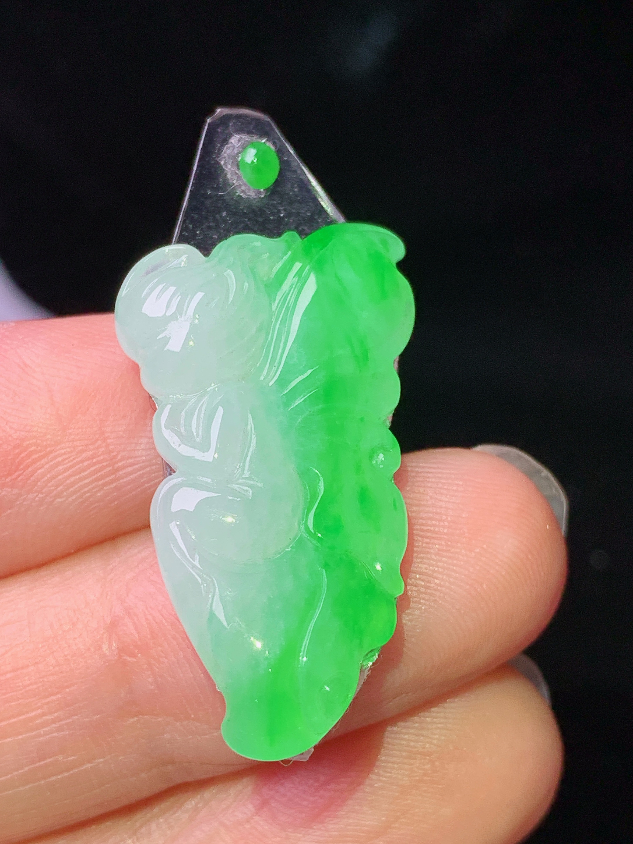 镶嵌款 飘绿天使吊坠 玉质细腻 色泽艳丽清新 水润亮眼 整体尺寸29*15.8*4.8 2x