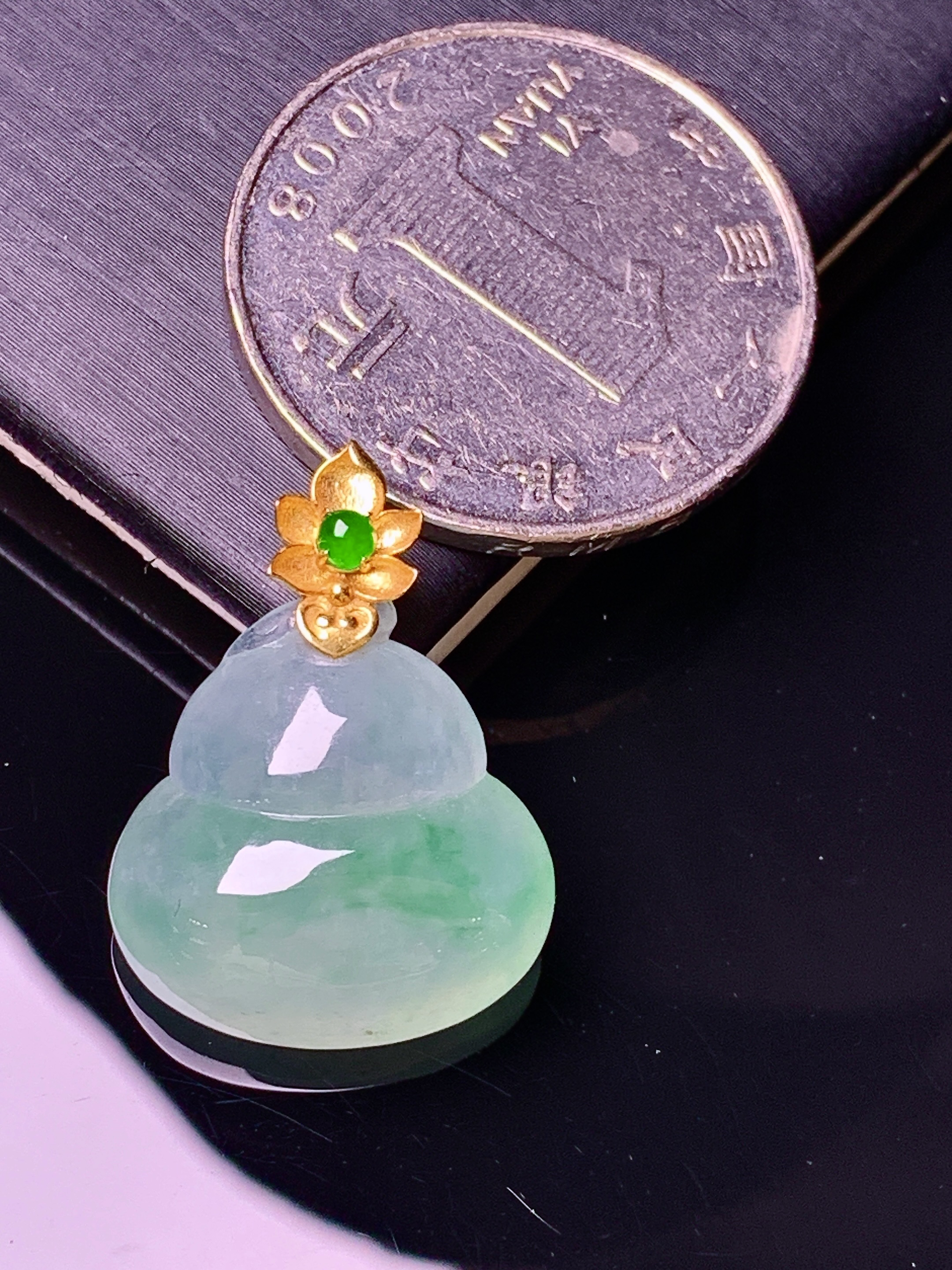 18k金镶嵌冰种飘绿葫芦吊坠 玉质细腻 色泽艳丽清新 水润亮眼 整体尺寸23.6*17.5*7.5 m1
