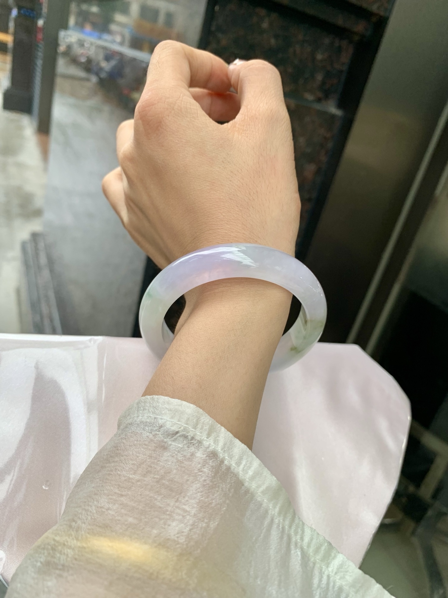 冰春彩正圈 54.6-8-12.8 0519-4A115 打灯棉线，底妆冰润，谁能拒绝一只自带春日滤镜的春彩镯啊，紫底晕染着飘绿花，像雾里的新芽，冰润细腻，上手温柔到骨子里，把整个春天的诗意都戴在手上。