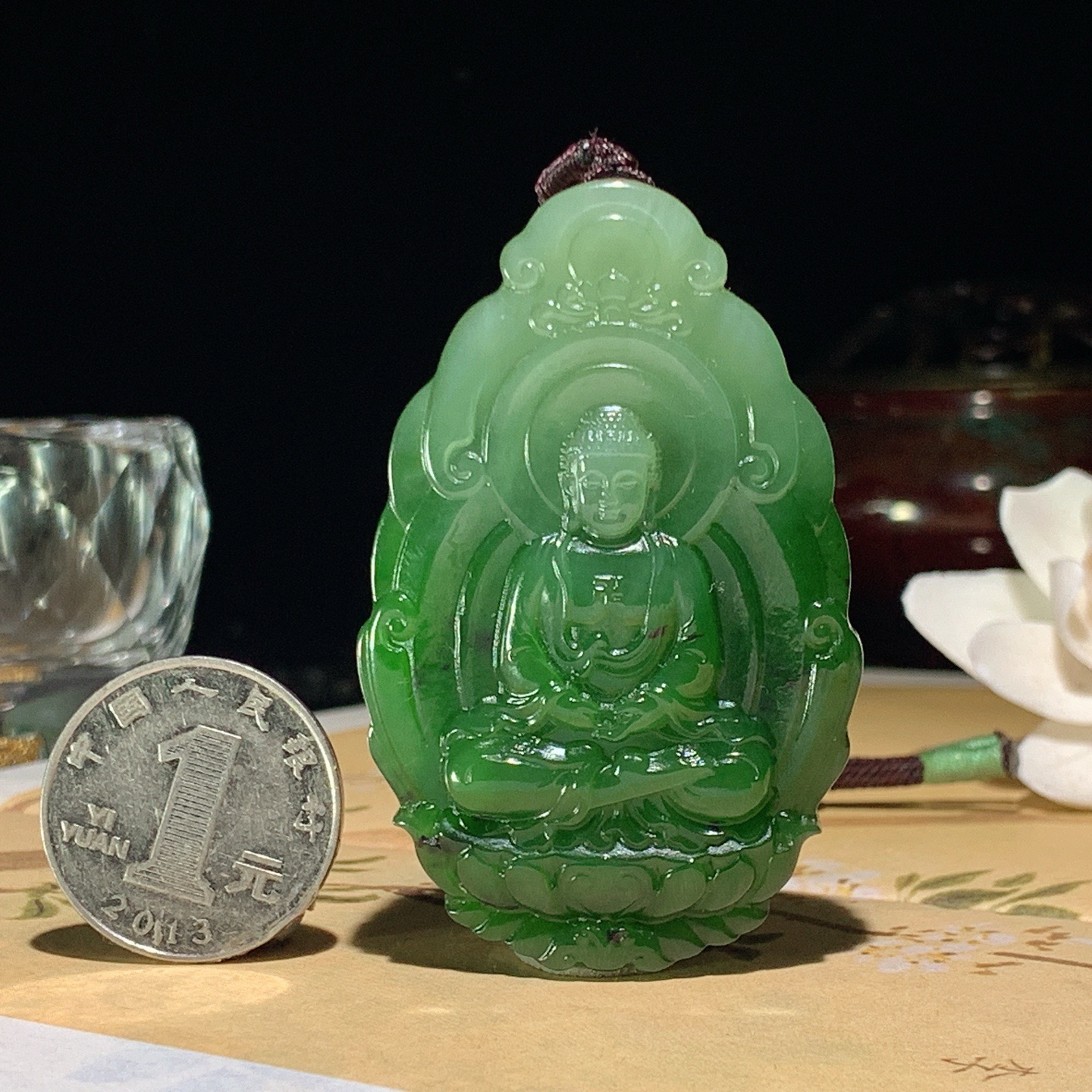 和田玉阳绿俄罗斯碧玉大日如来挂件！尺寸62/39/10重45.8克。玉质细腻油润。手推出油。佩戴高端典雅。lt260517