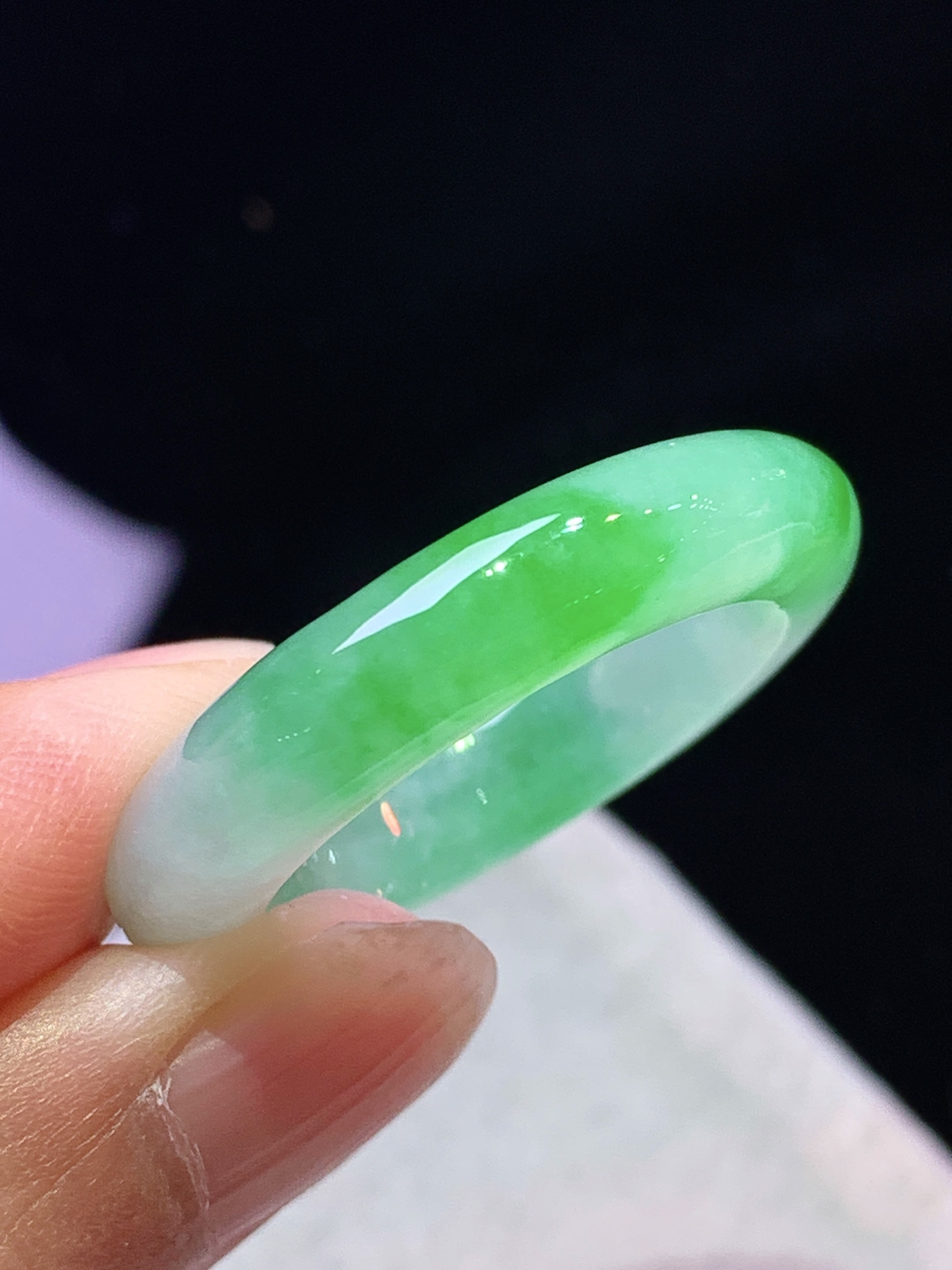 飘阳绿指环 玉质细腻 色泽艳丽清新 水润亮眼 圈口23 整体尺寸29.8*5.6*4.8 c1