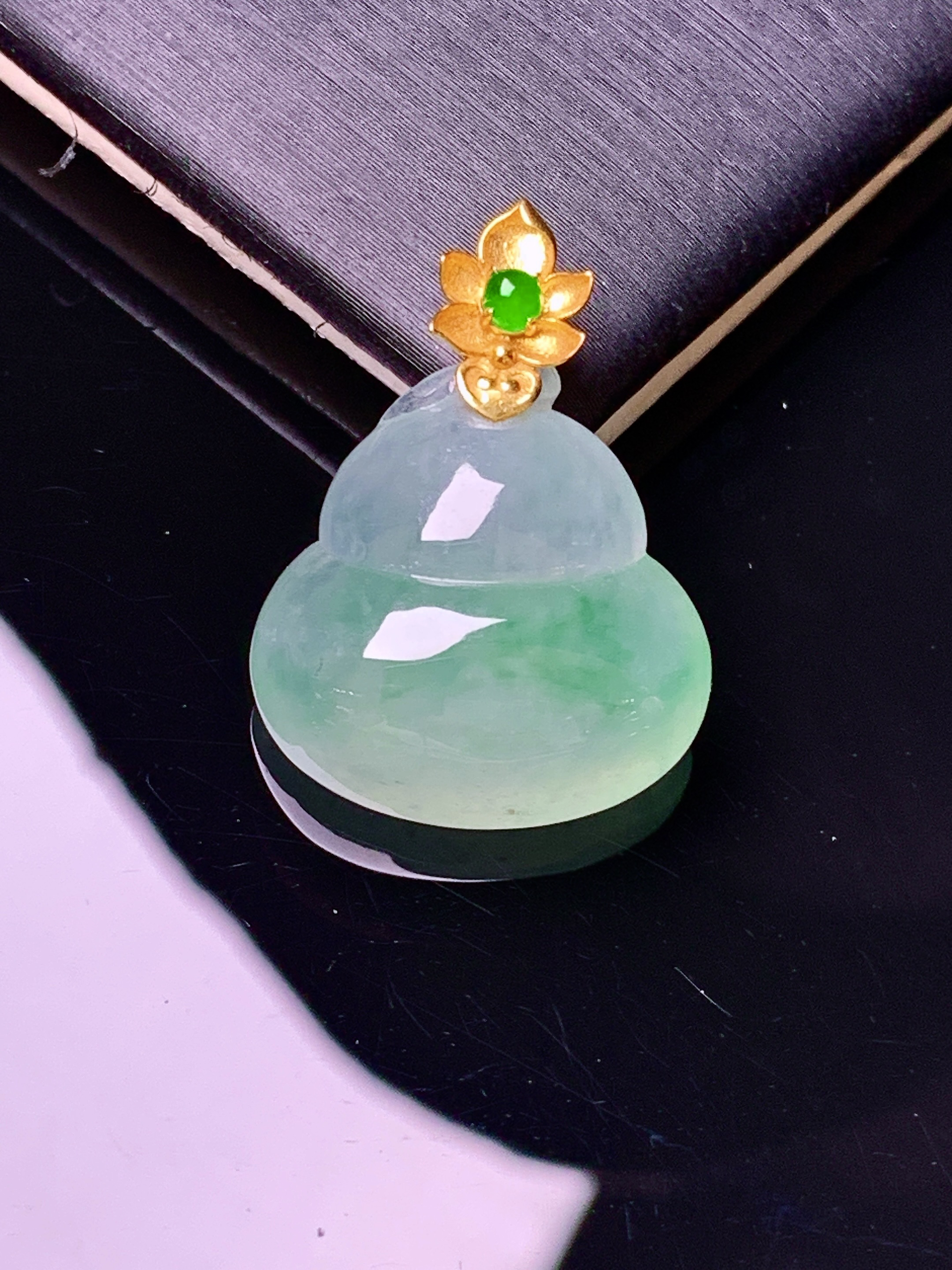 18k金镶嵌冰种飘绿葫芦吊坠 玉质细腻 色泽艳丽清新 水润亮眼 整体尺寸23.6*17.5*7.5 m1
