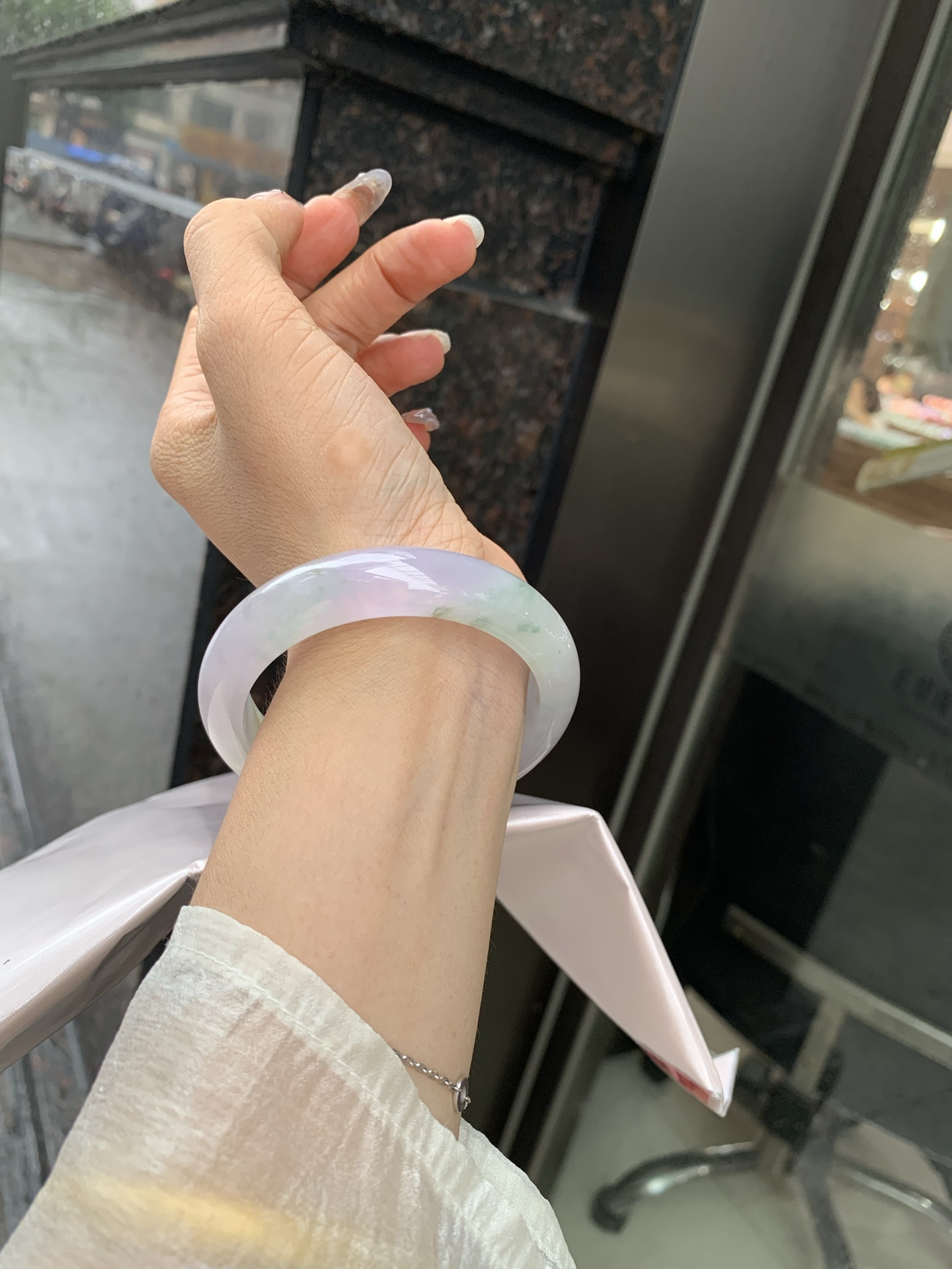 冰春彩正圈 54.6-8-12.8 0519-4A115 打灯棉线，底妆冰润，谁能拒绝一只自带春日滤镜的春彩镯啊，紫底晕染着飘绿花，像雾里的新芽，冰润细腻，上手温柔到骨子里，把整个春天的诗意都戴在手上。