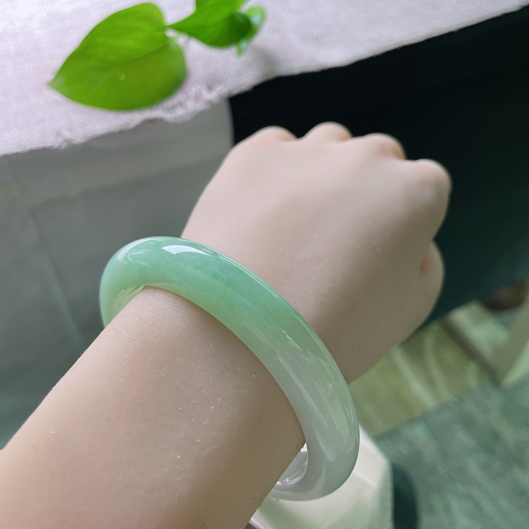 淡绿底正圈，小清新，腕间的一片芳草地，连呼吸都是新鲜的，皮纹，ss52240a