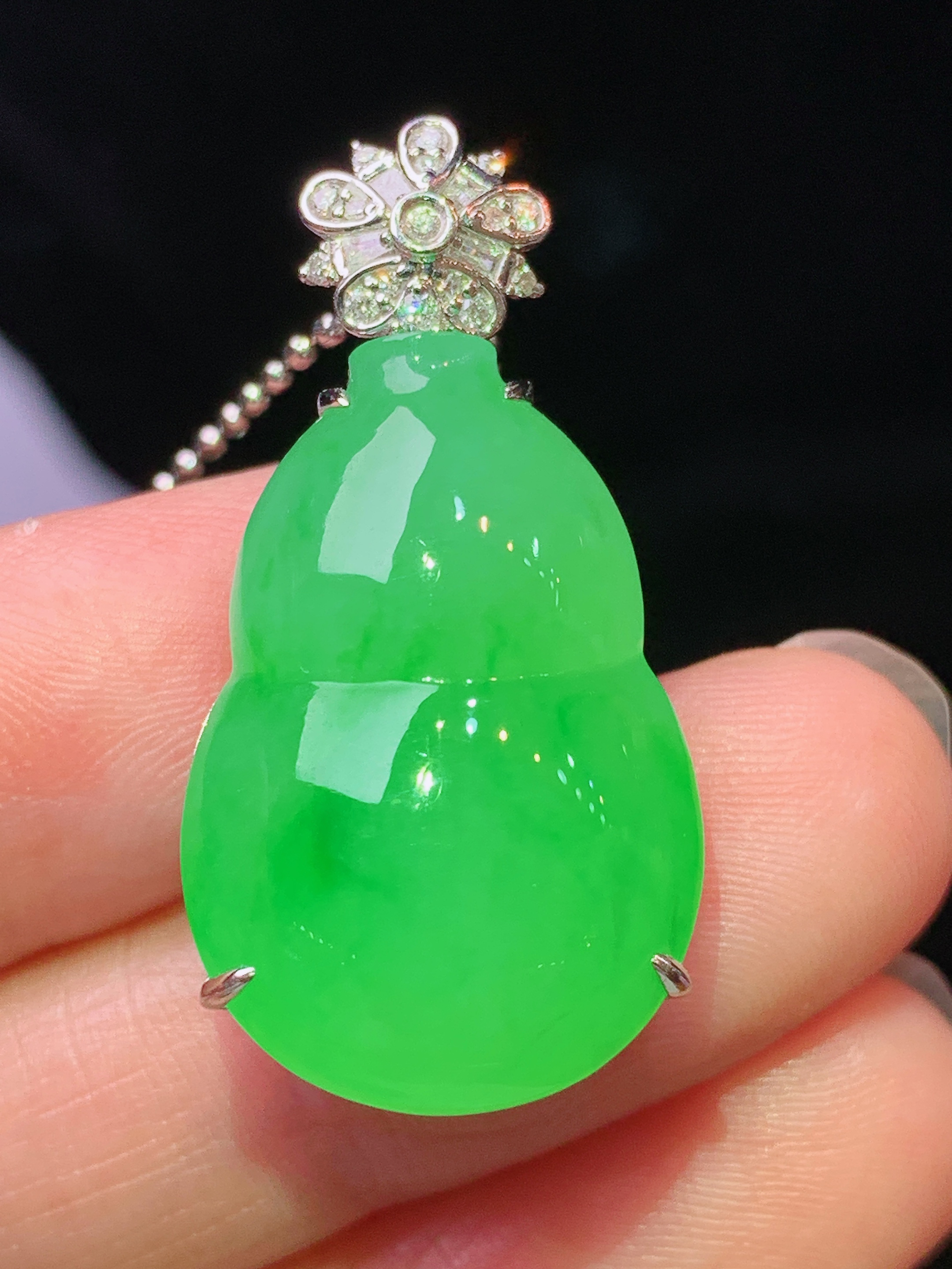 18k金镶嵌冰阳绿葫芦吊坠 玉质细腻 色泽艳丽清新 水润亮眼 整体尺寸32.2*16*10 L2