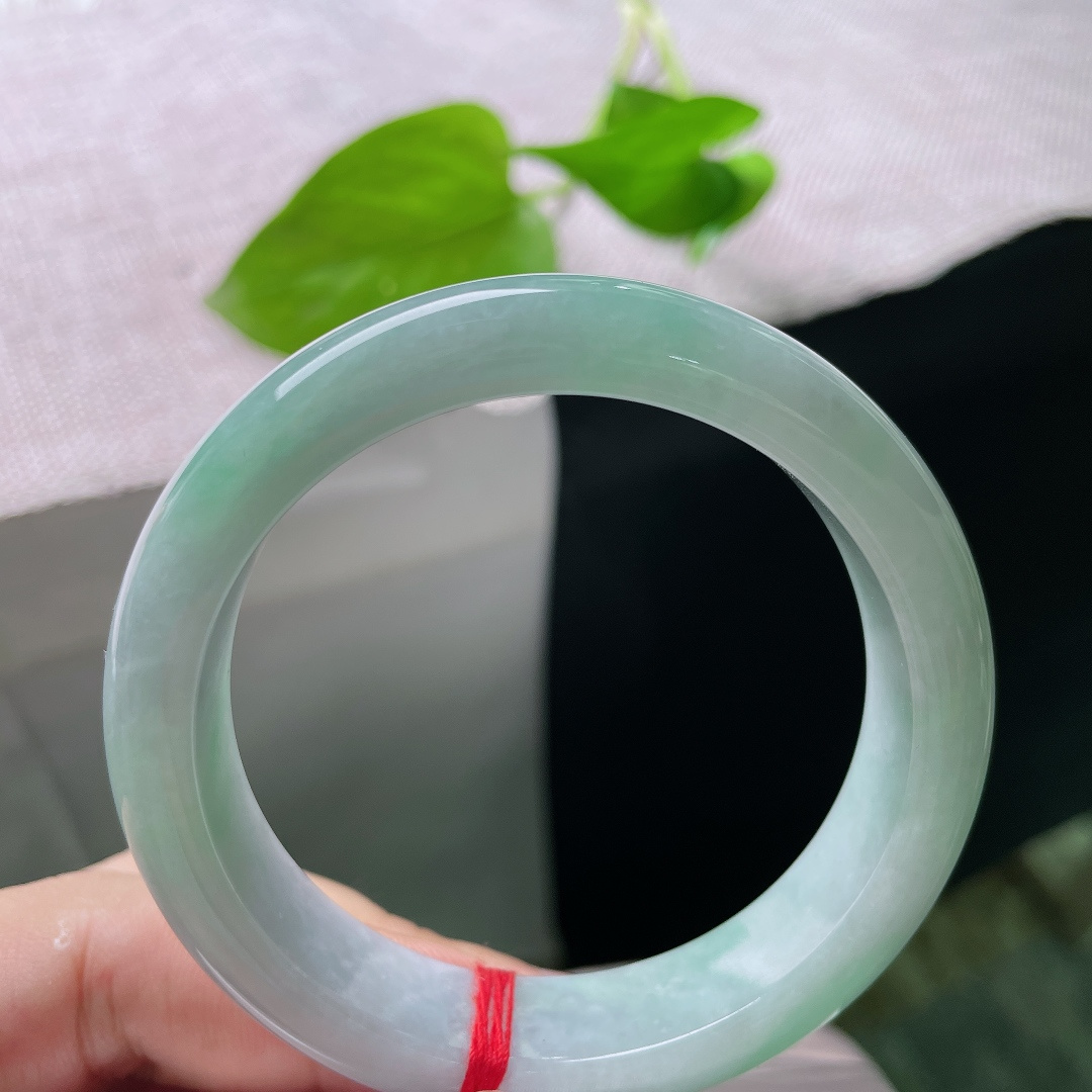 绿底正圈，水润细腻，种老，清爽自然，落落大方，一点皮纹，ss53161a