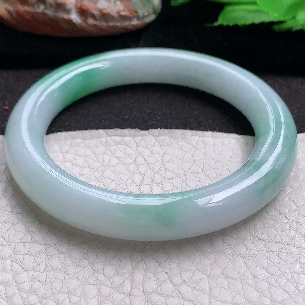 js实拍57*10.5美人镯 缅甸翡翠a货玉手镯飘绿细润圆条珠宝玉手环