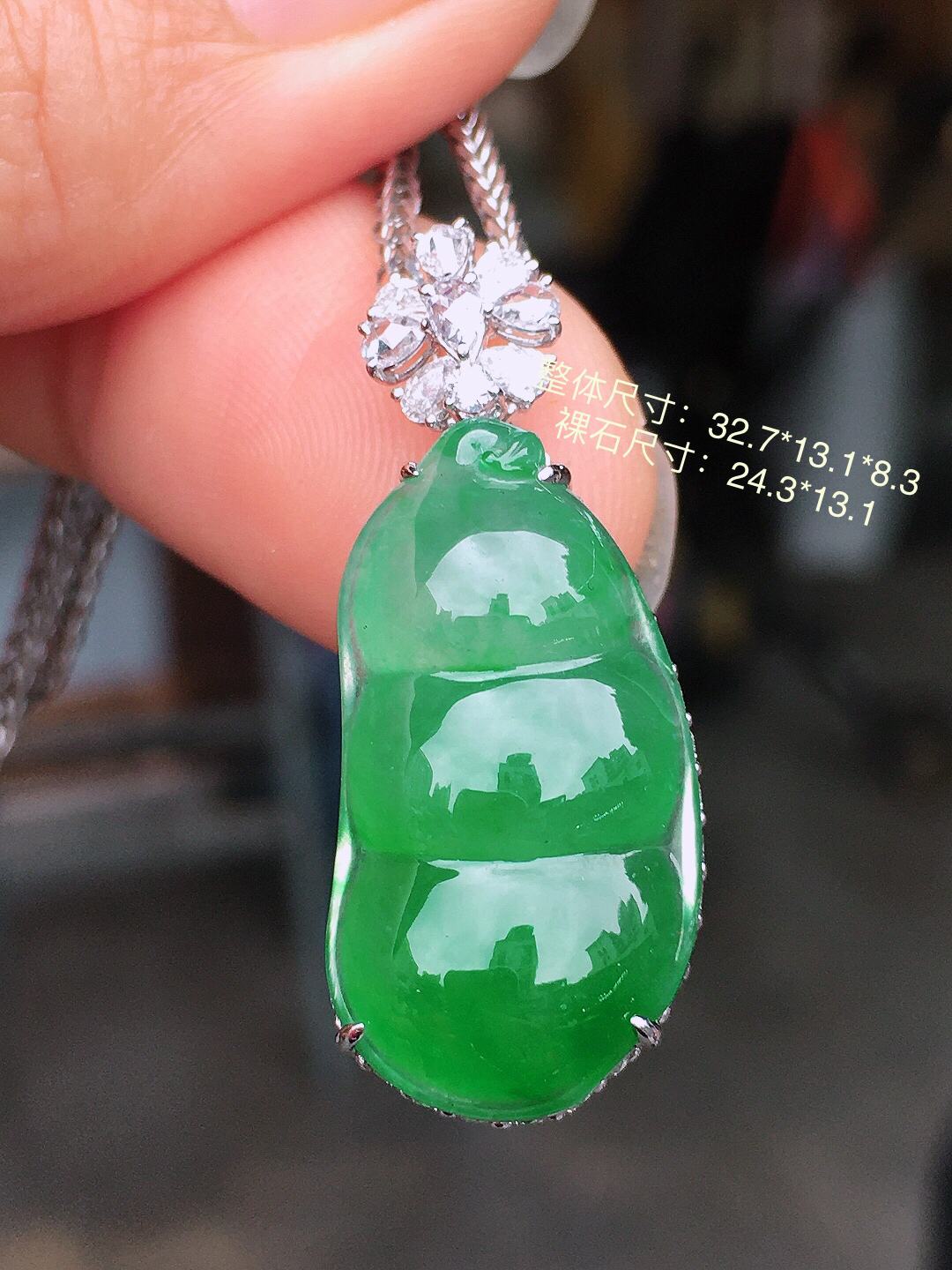 阳绿福豆吊坠，色泽均匀艳丽，玉质细腻，荧光感超
强，饱满圆润，简单大方，尽显优雅气质，18k
金豪华镶嵌