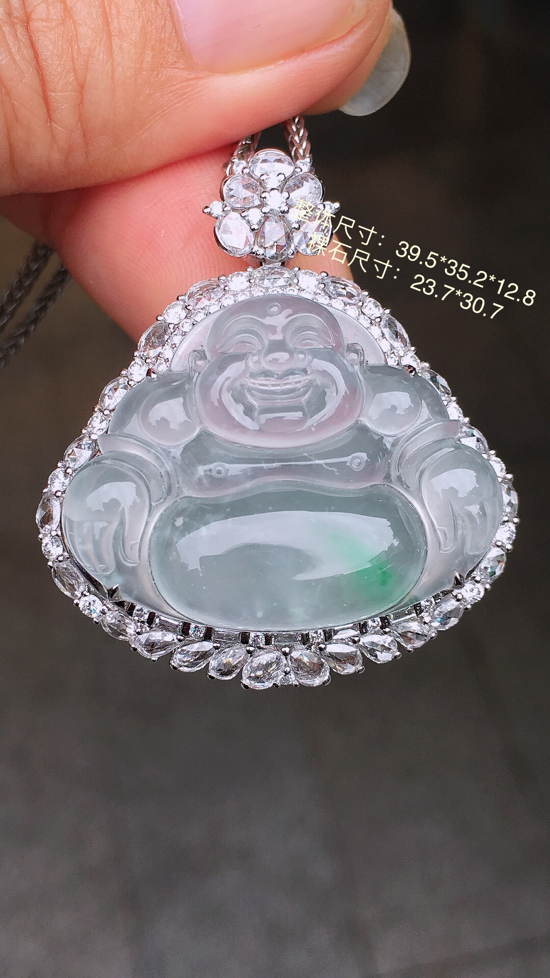 冰飘绿佛公吊坠，色泽艳丽，玉质细腻，荧光感超
强，饱满圆润，简单大方，尽显优雅气质，18k
金豪华镶嵌