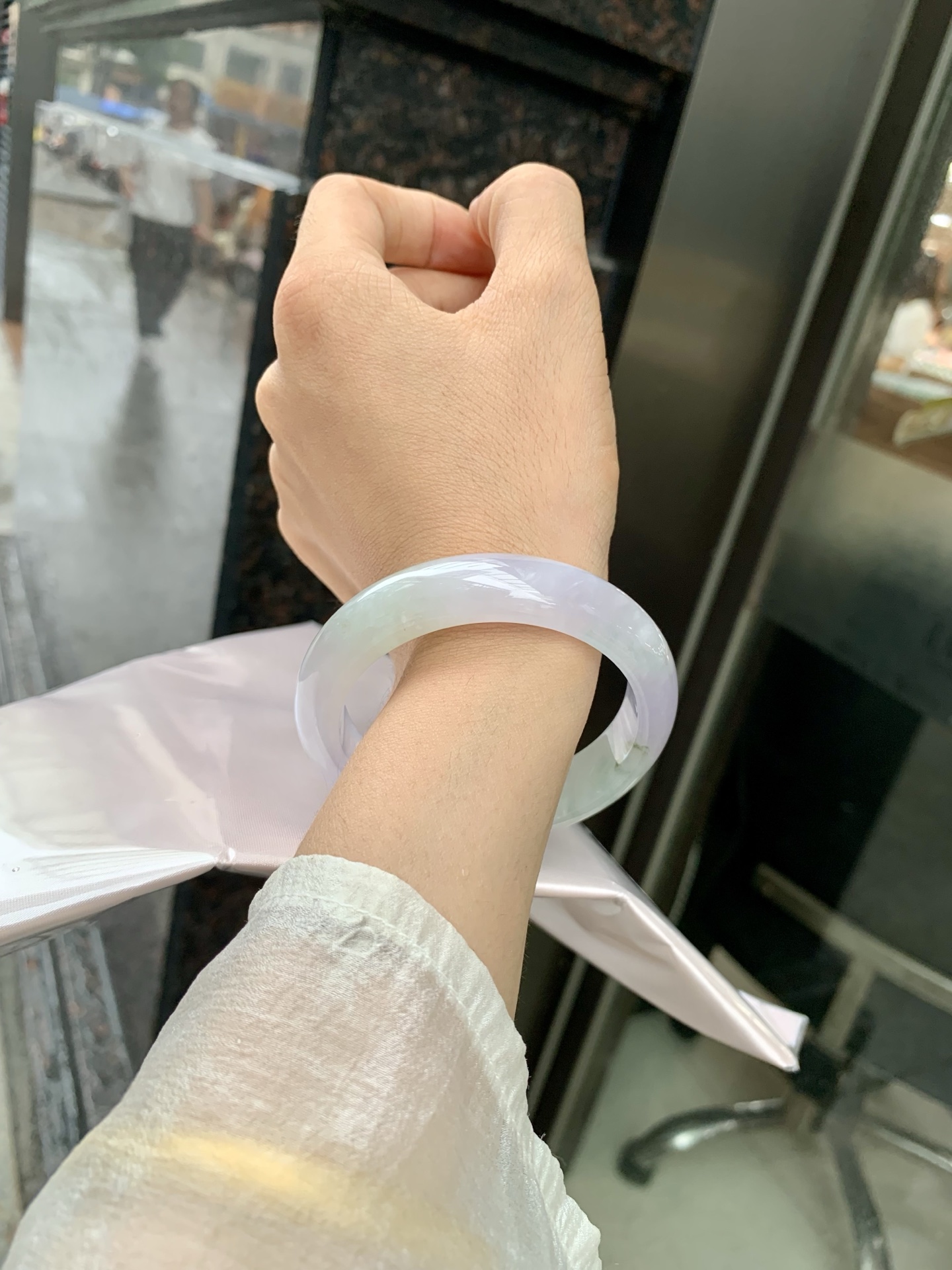 冰春彩正圈 54.6-8-12.8 0519-4A115 打灯棉线，底妆冰润，谁能拒绝一只自带春日滤镜的春彩镯啊，紫底晕染着飘绿花，像雾里的新芽，冰润细腻，上手温柔到骨子里，把整个春天的诗意都戴在手上。