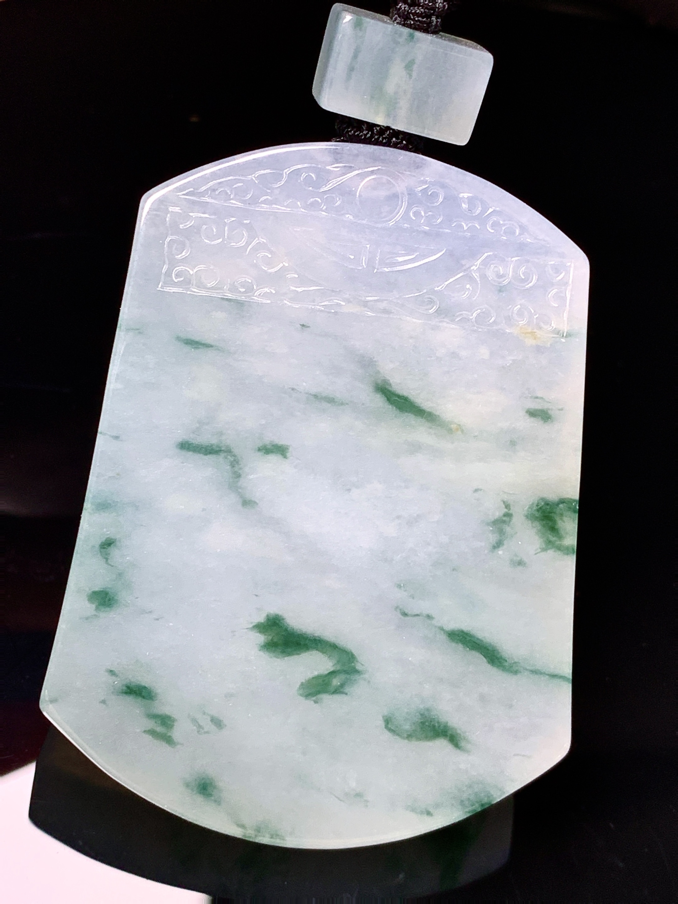 飘绿无事牌吊坠 玉质细腻 色泽艳丽清新 水润亮眼 整体尺寸57.5*43*7 L1