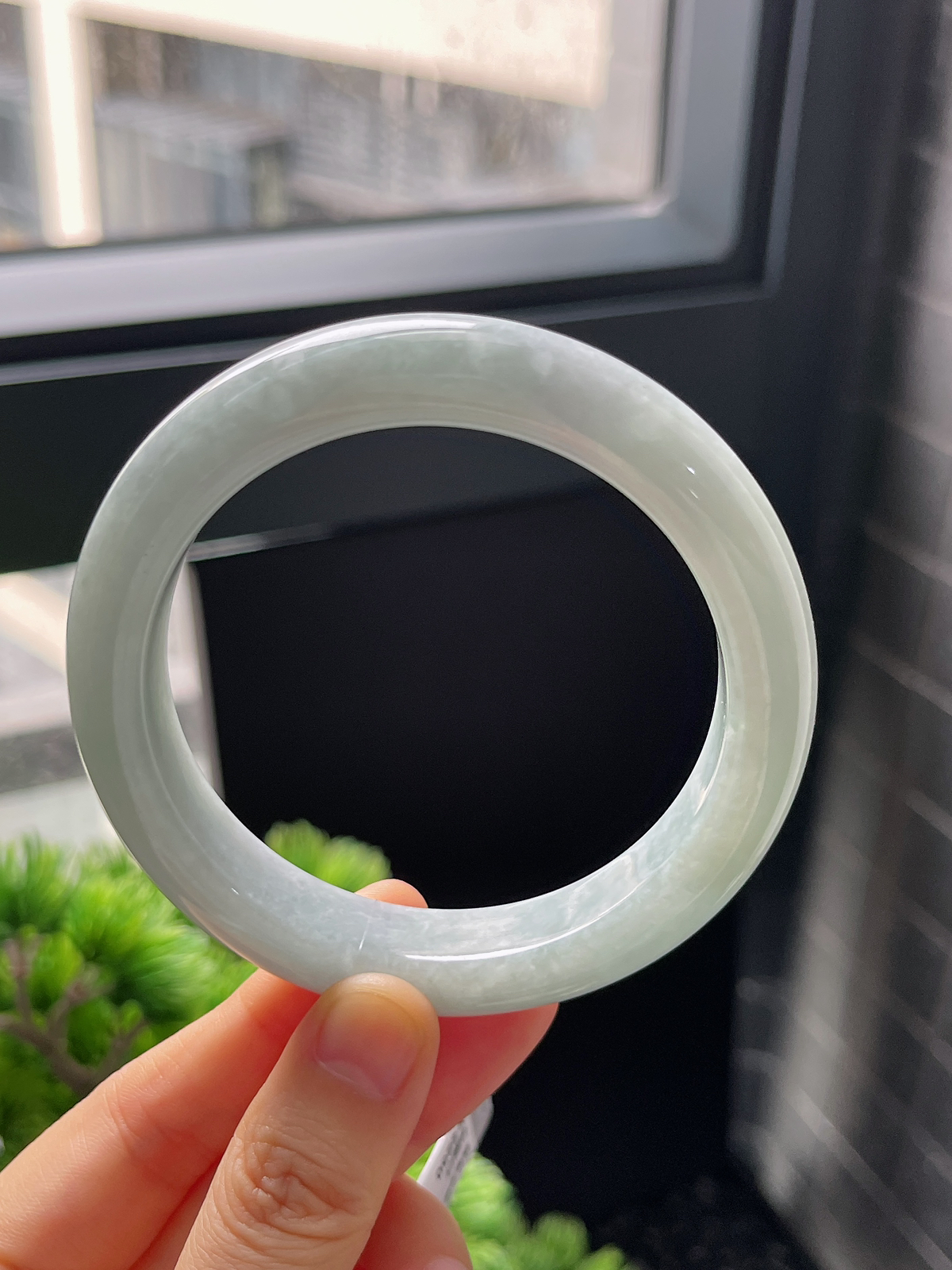 正圈60圈口，翡翠糯化种淡绿色手镯