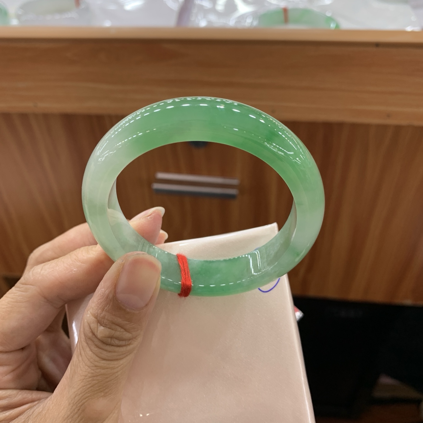 051830CK 飘绿正圈翡翠手镯 52.7-12.5-8
