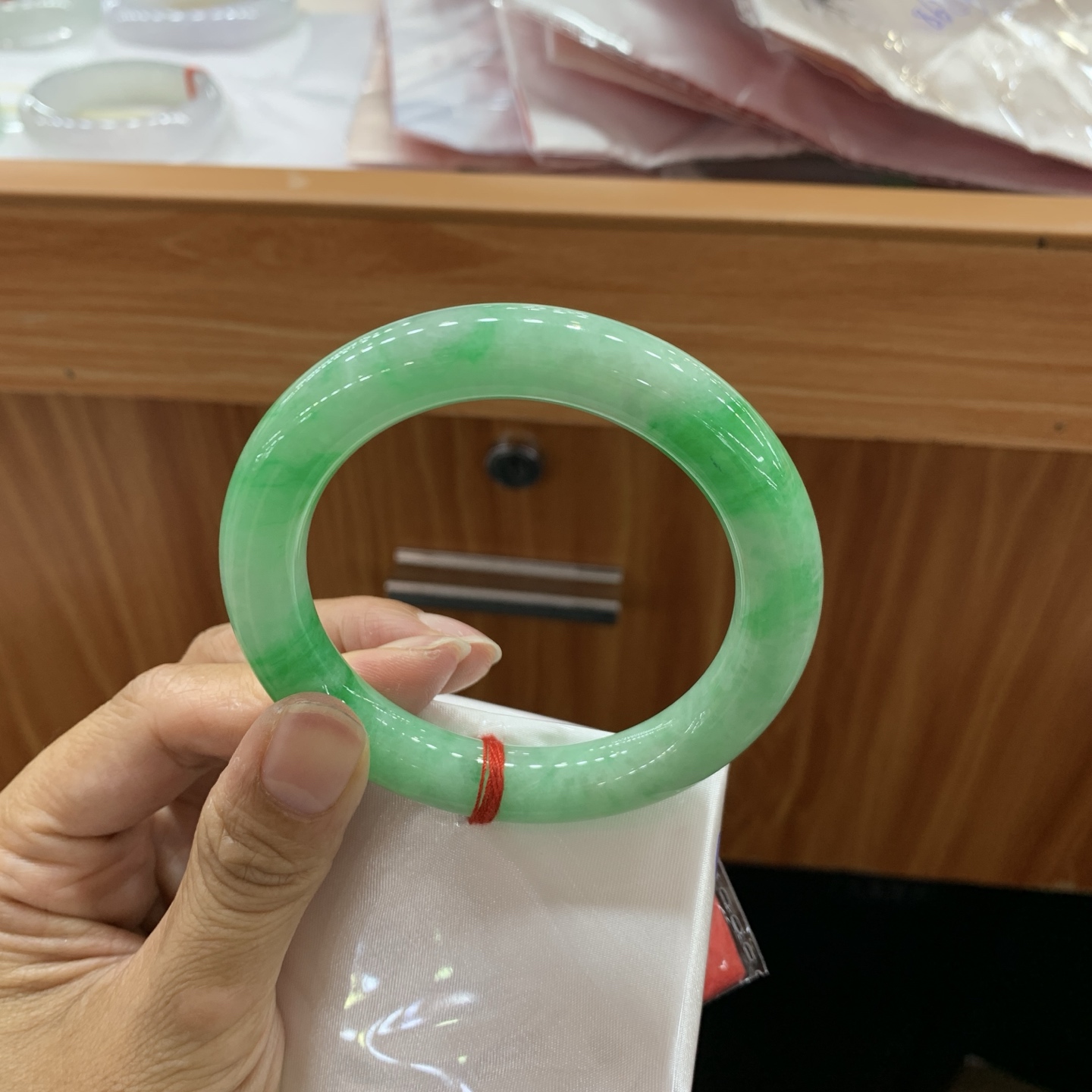 051823JM 飘绿圆条翡翠手镯 56.2-10.5