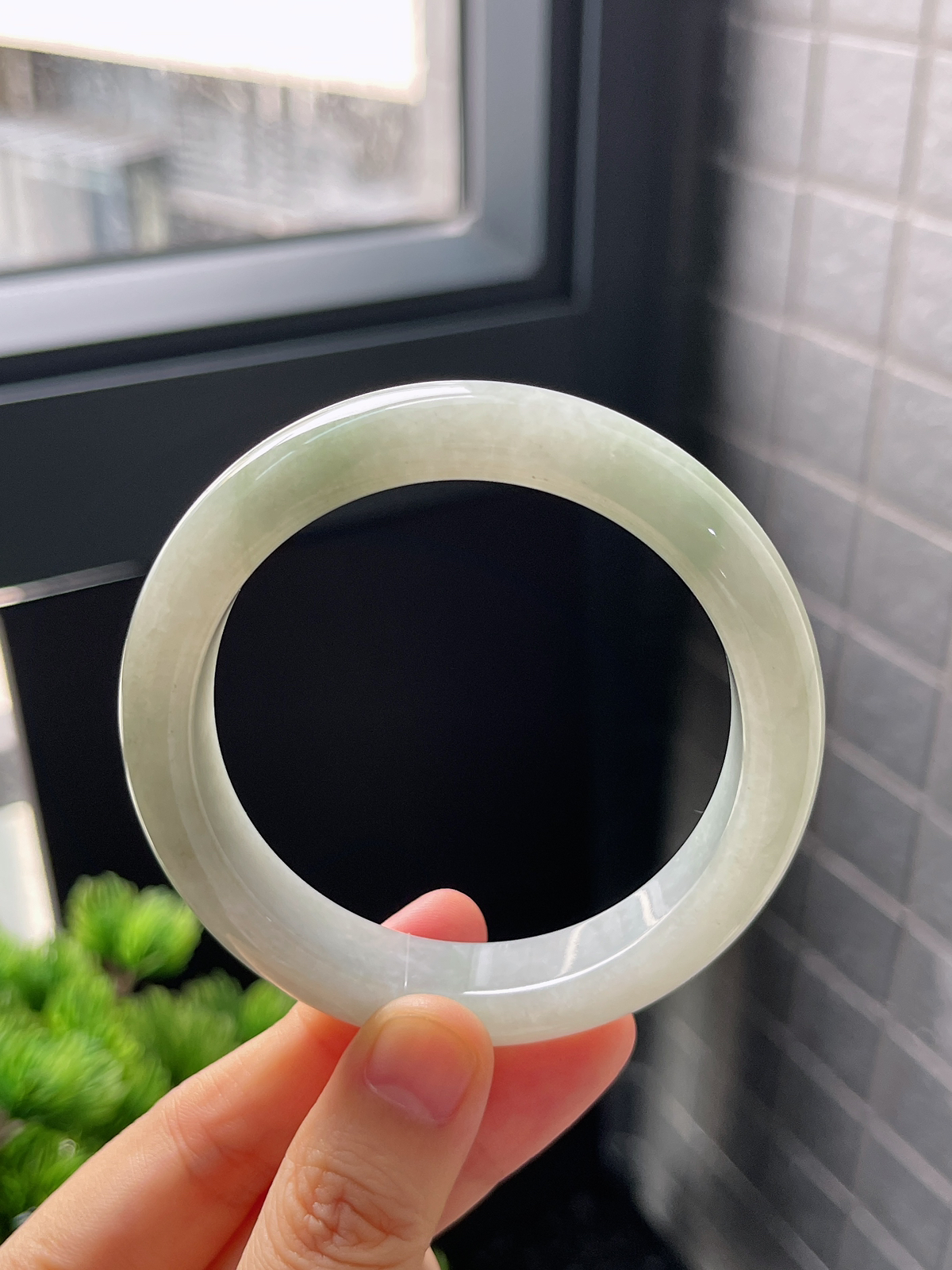 正圈56.2圈口，翡翠糯化种淡绿色手镯