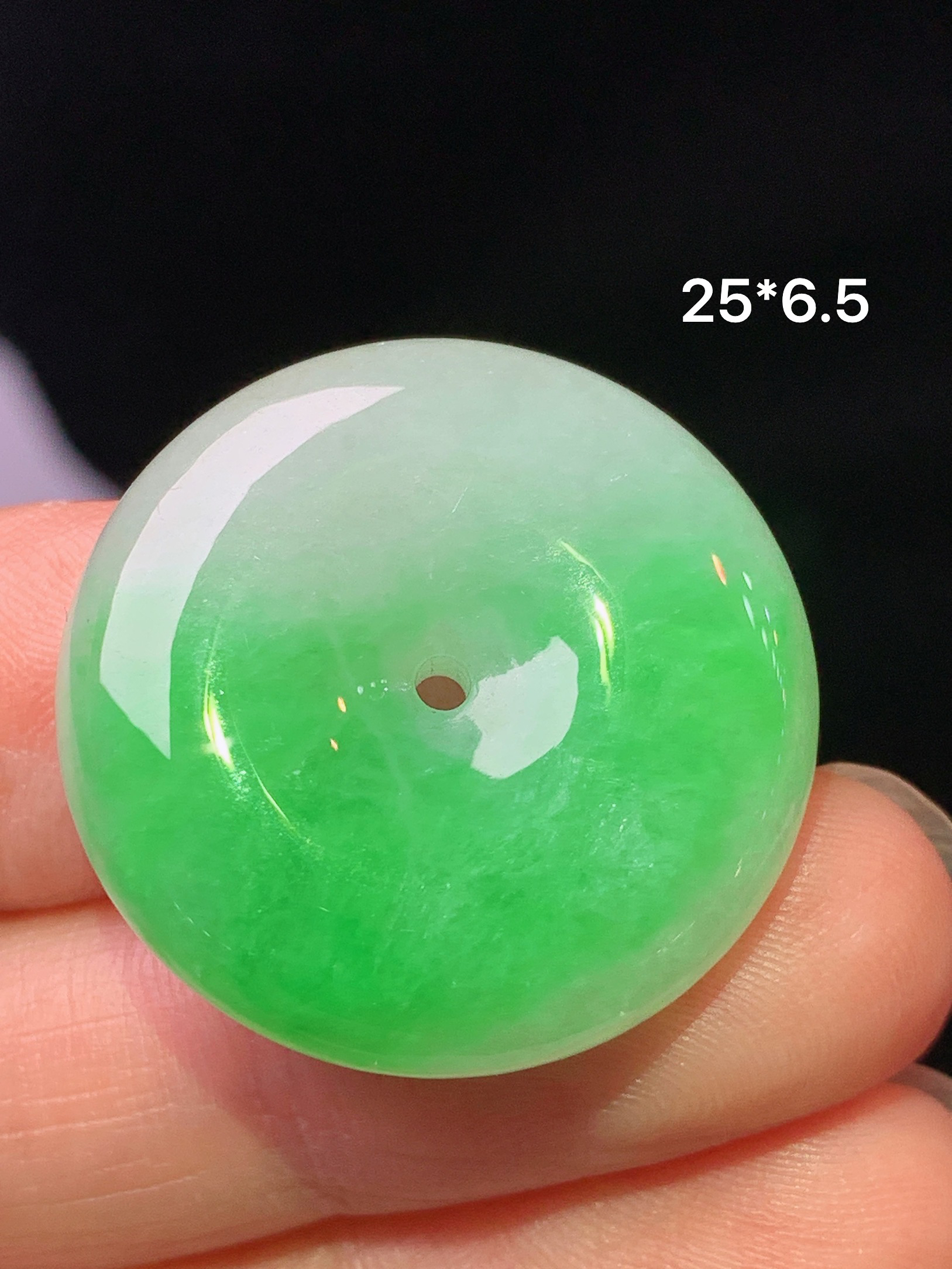 飘阳绿平安扣吊坠 玉质细腻 色泽艳丽清新 水润亮眼 整体尺寸25*6.5 c1