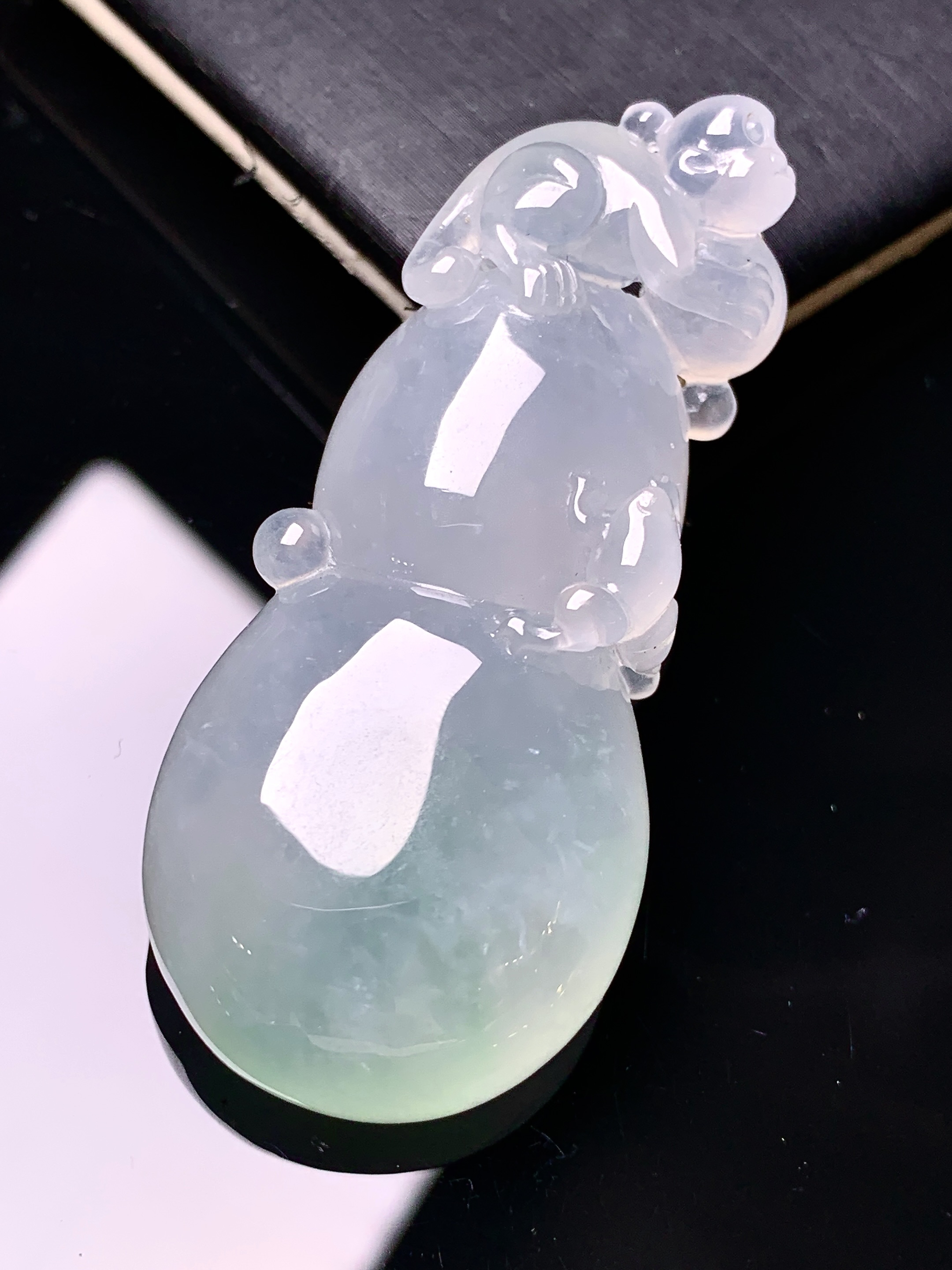 冰种葫芦吊坠 玉质细腻 色泽艳丽清新 水润亮眼 整体尺寸50.2*22.6*11.3 f4