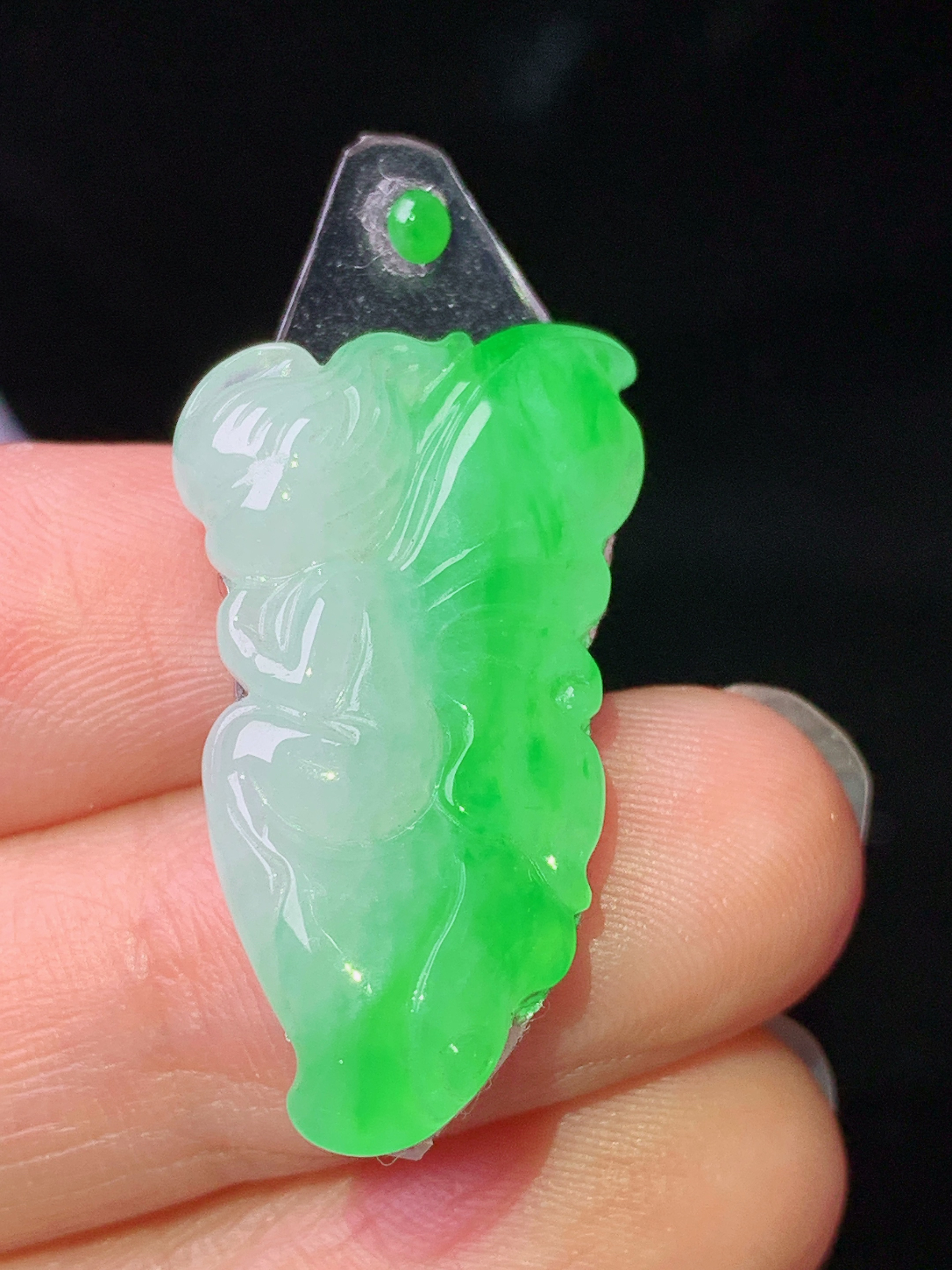 镶嵌款 飘绿天使吊坠 玉质细腻 色泽艳丽清新 水润亮眼 整体尺寸29*15.8*4.8 2x
