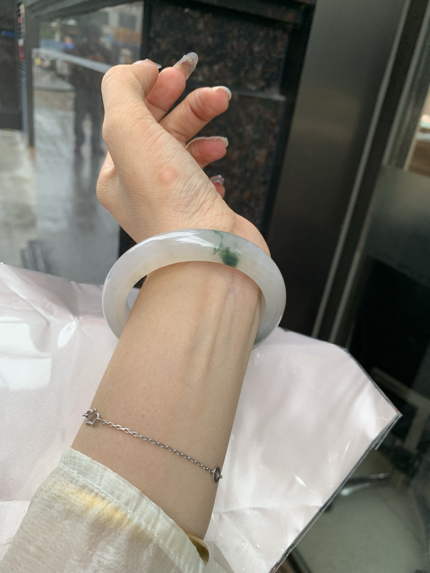冰飘花正圈 0519-4A118 打灯棉线，底妆冰润细腻，冰底中开出了朵朵蓝花，飘花灵动飘逸，勾勒出一幅唯美诗意的山水意境画，古典优雅又秀气
