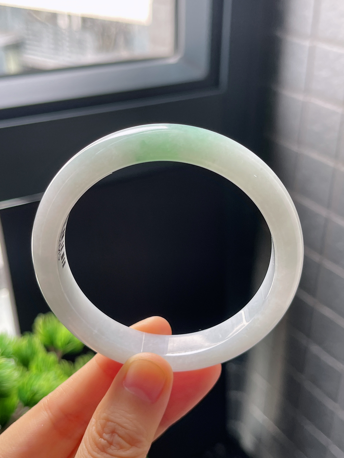 正圈56.6圈口，翡翠糯化种飘绿手镯