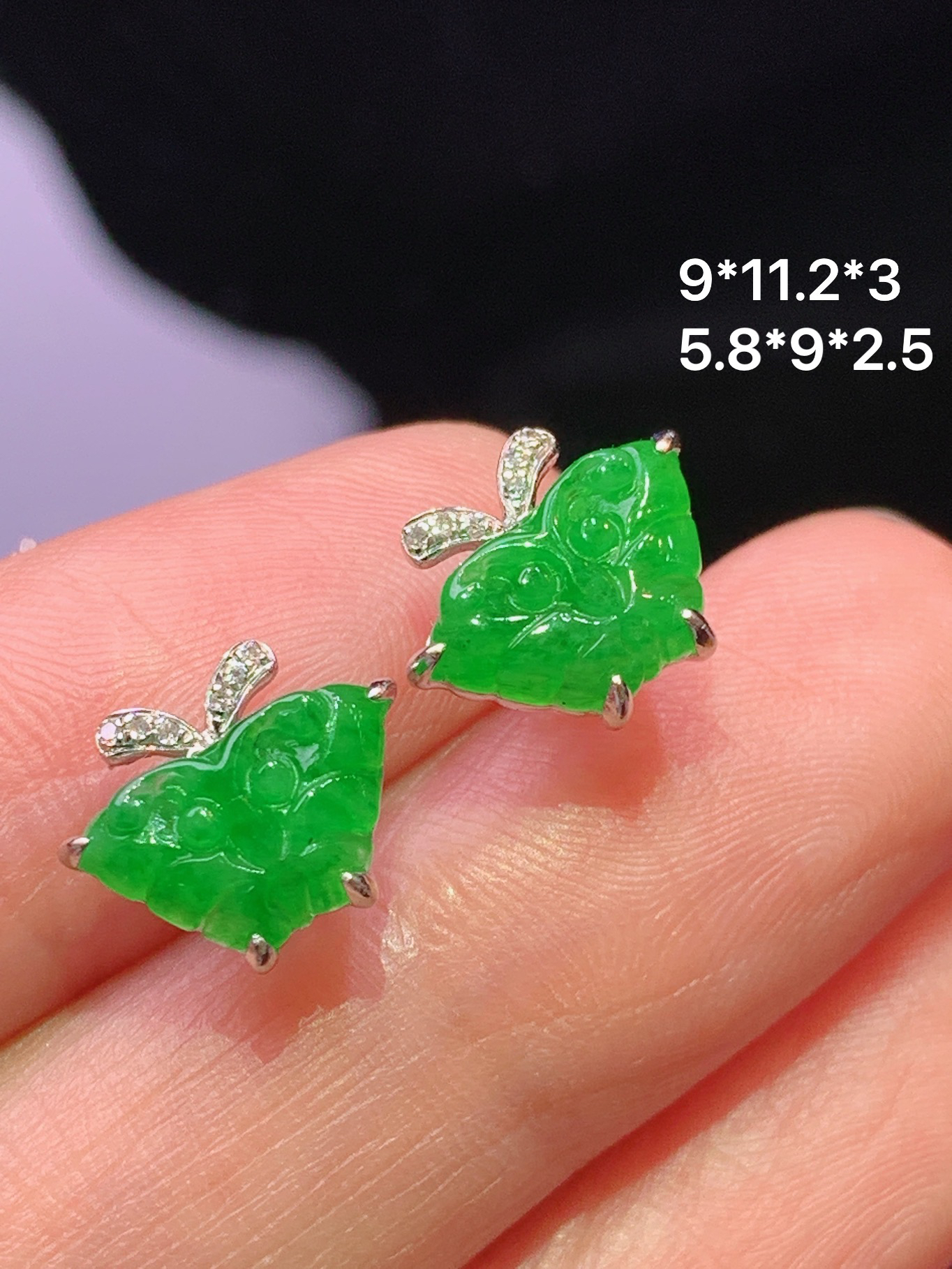 18k金钻镶嵌满绿蝴蝶耳钉 玉质细腻 色泽艳丽清新 水润亮眼 整体尺寸9*11.2*3 z1