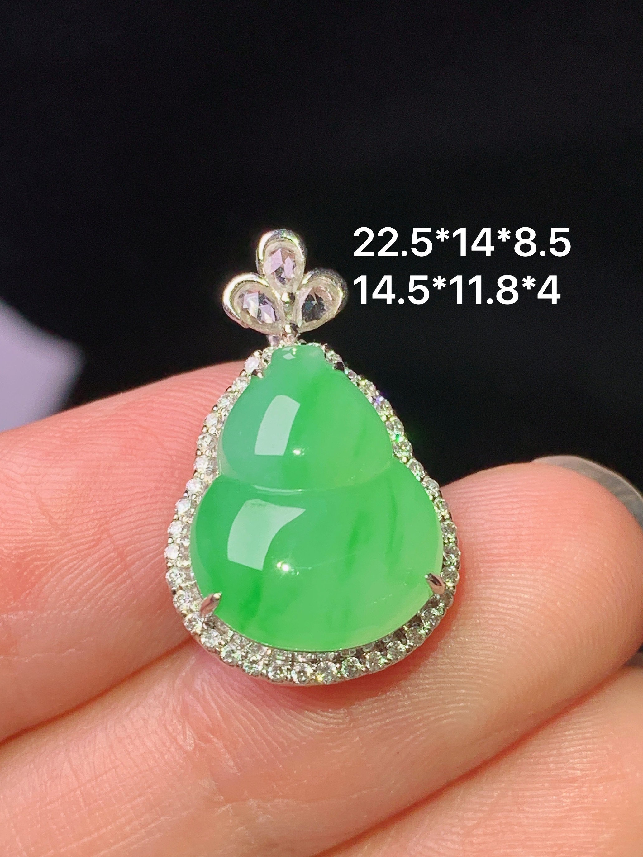18k金钻镶嵌冰阳绿葫芦 玉质细腻 色泽艳丽清新 水润亮眼 整体尺寸22.5*14*8.5 c1
