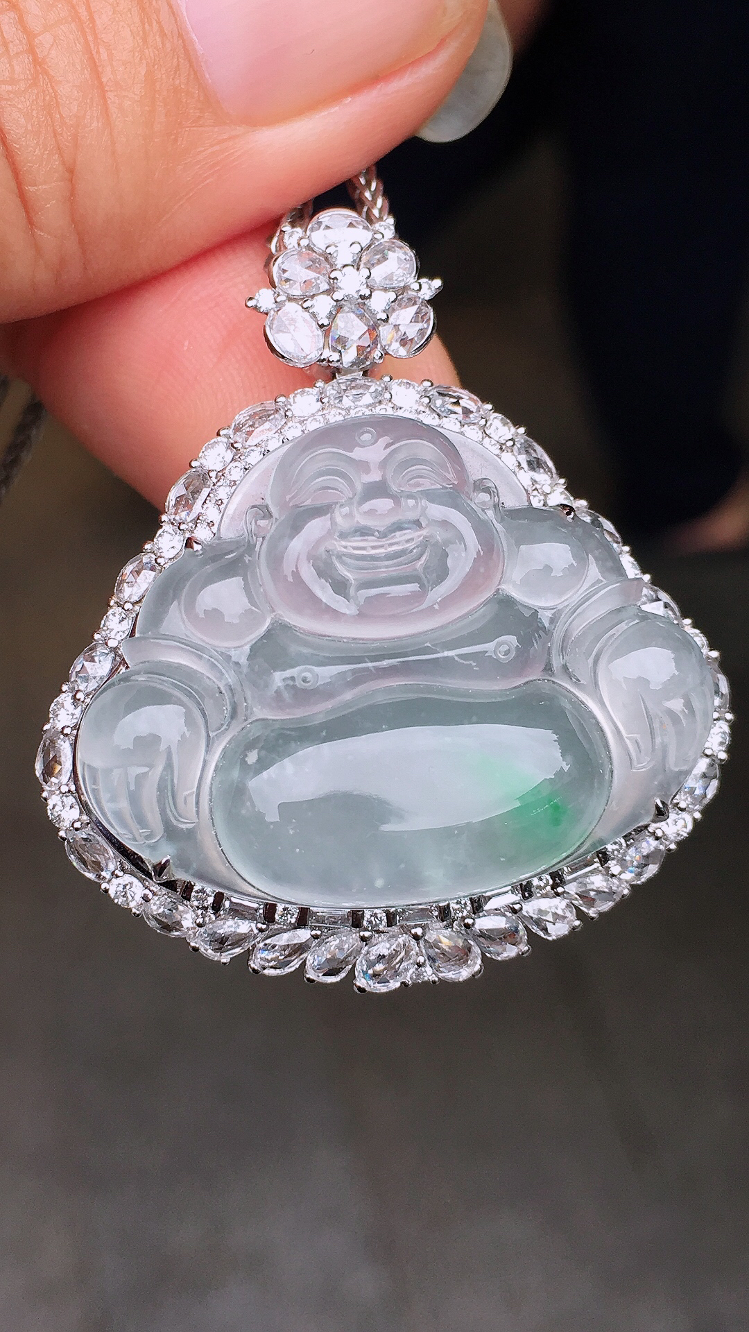 冰飘绿佛公吊坠，色泽艳丽，玉质细腻，荧光感超
强，饱满圆润，简单大方，尽显优雅气质，18k
金豪华镶嵌