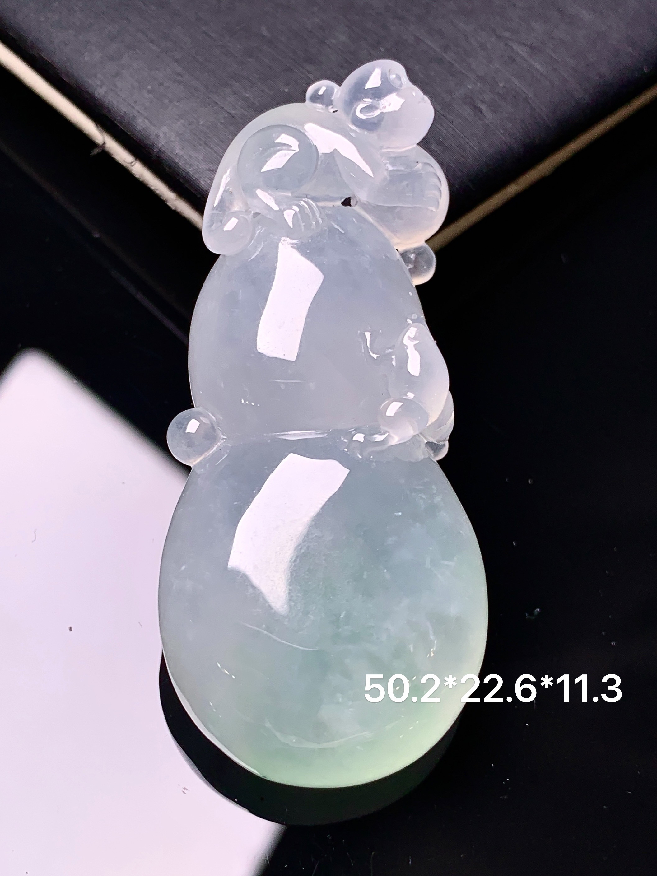 冰种葫芦吊坠 玉质细腻 色泽艳丽清新 水润亮眼 整体尺寸50.2*22.6*11.3 f4