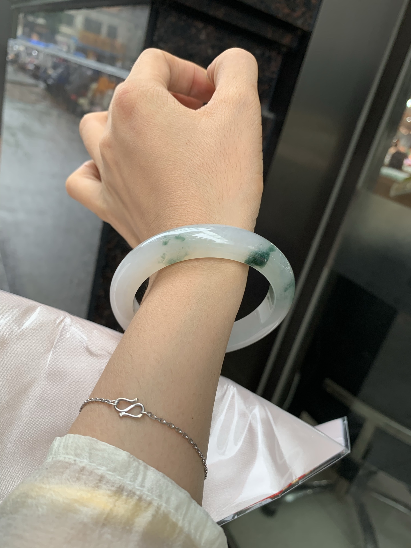 冰飘花正圈 0519-4A118 打灯棉线，底妆冰润细腻，冰底中开出了朵朵蓝花，飘花灵动飘逸，勾勒出一幅唯美诗意的山水意境画，古典优雅又秀气