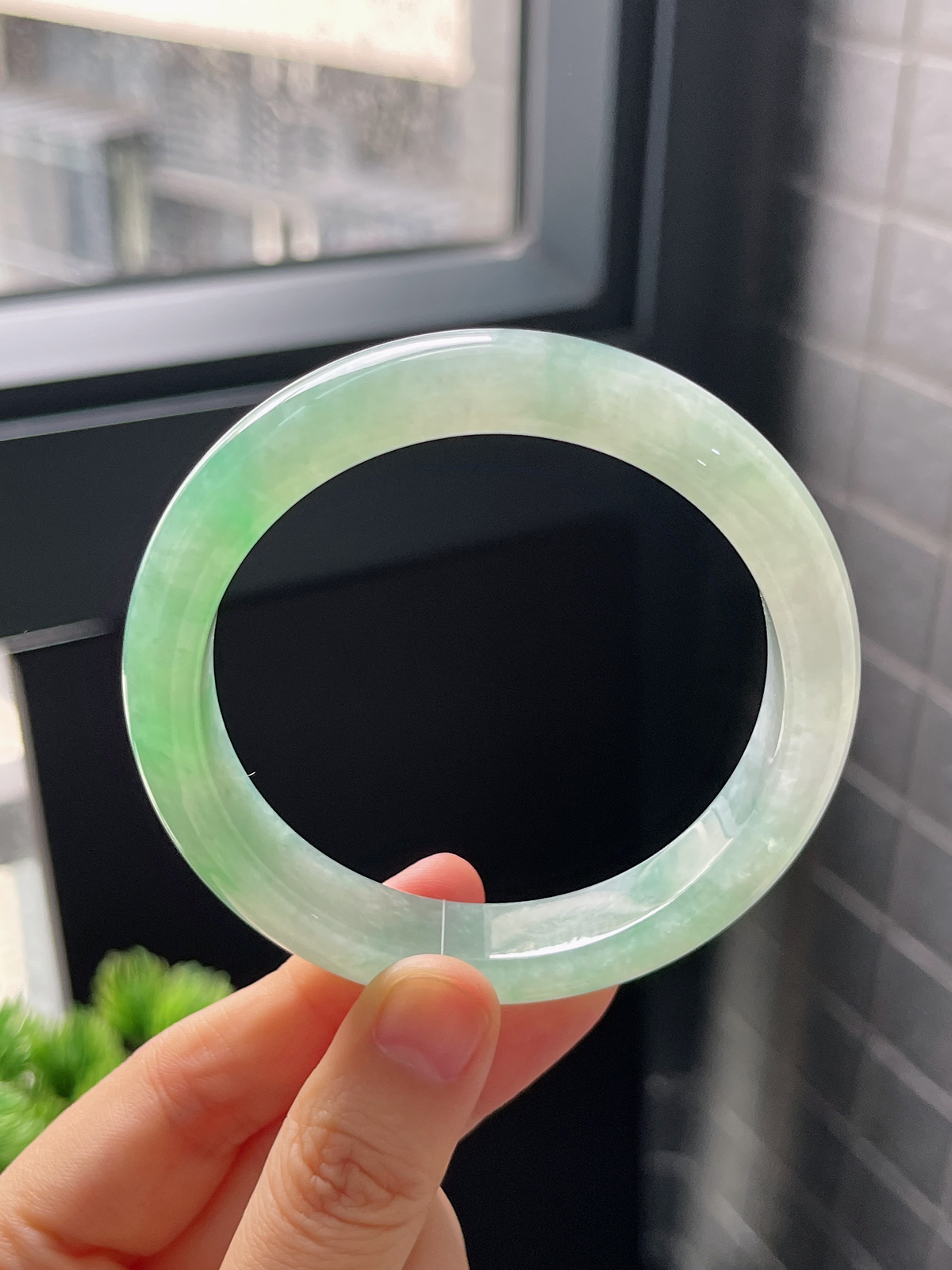 正圈58圈口，翡翠冰糯种淡绿色手镯