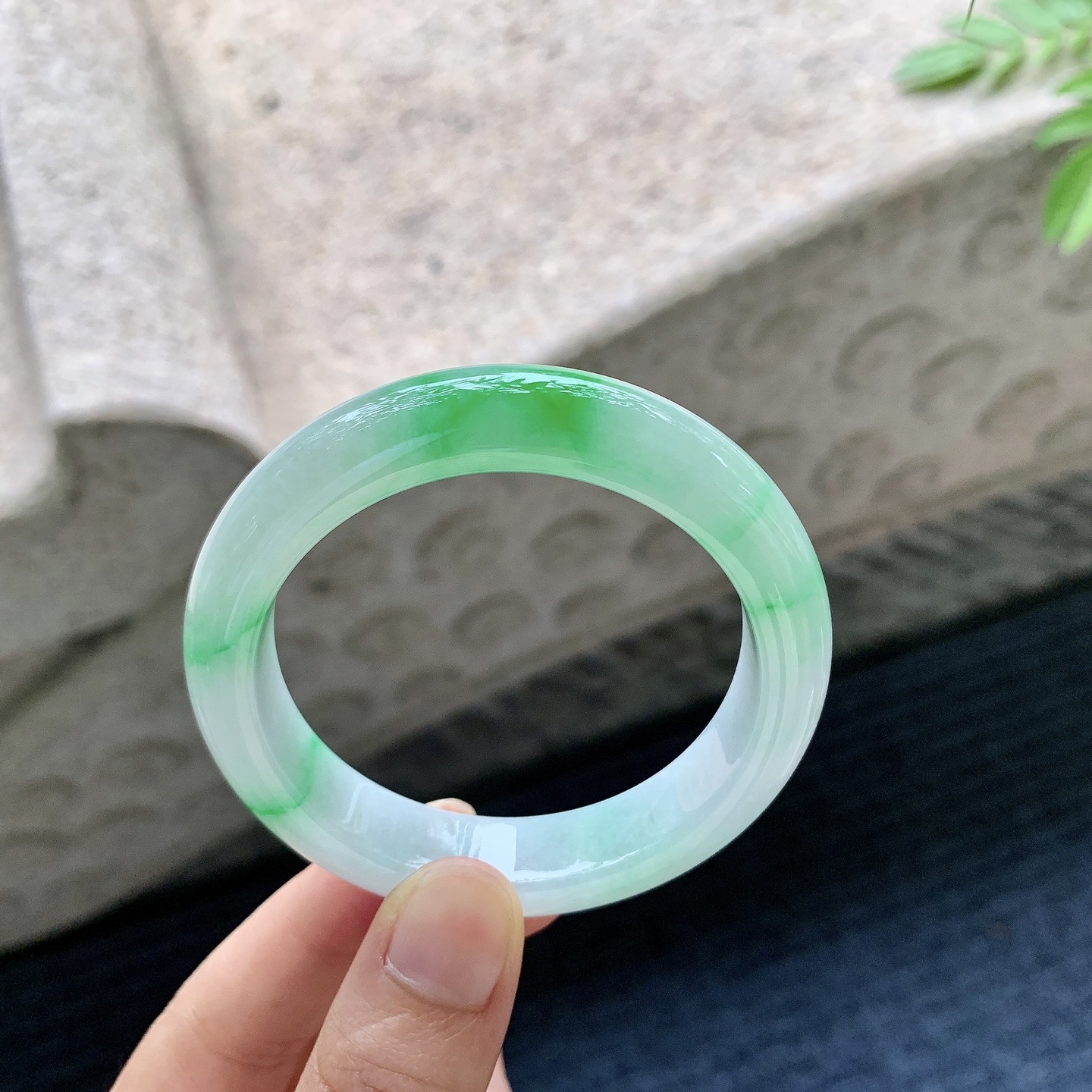 正圈49 50，圈口50.5/11.8/8.2，编码DZ081811，细糯飘阳绿，水润，种老，细腻，有纹线