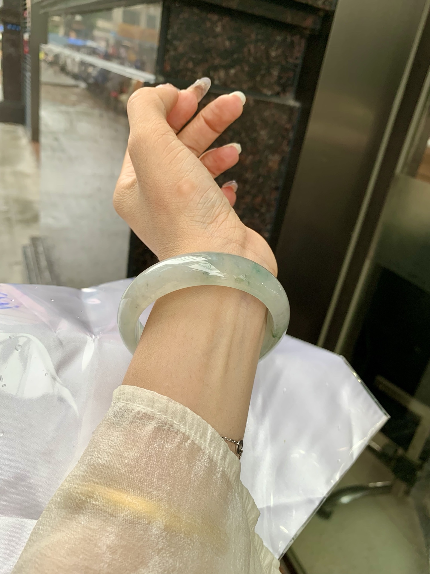 宽版正圈 57.7-7.6-15.6 0519-4A119 无裂，底妆冰透有光感，冰底中开出了朵朵蓝花，飘花灵动飘逸，勾勒出一幅唯美诗意的山水意境画，古典优雅又秀气