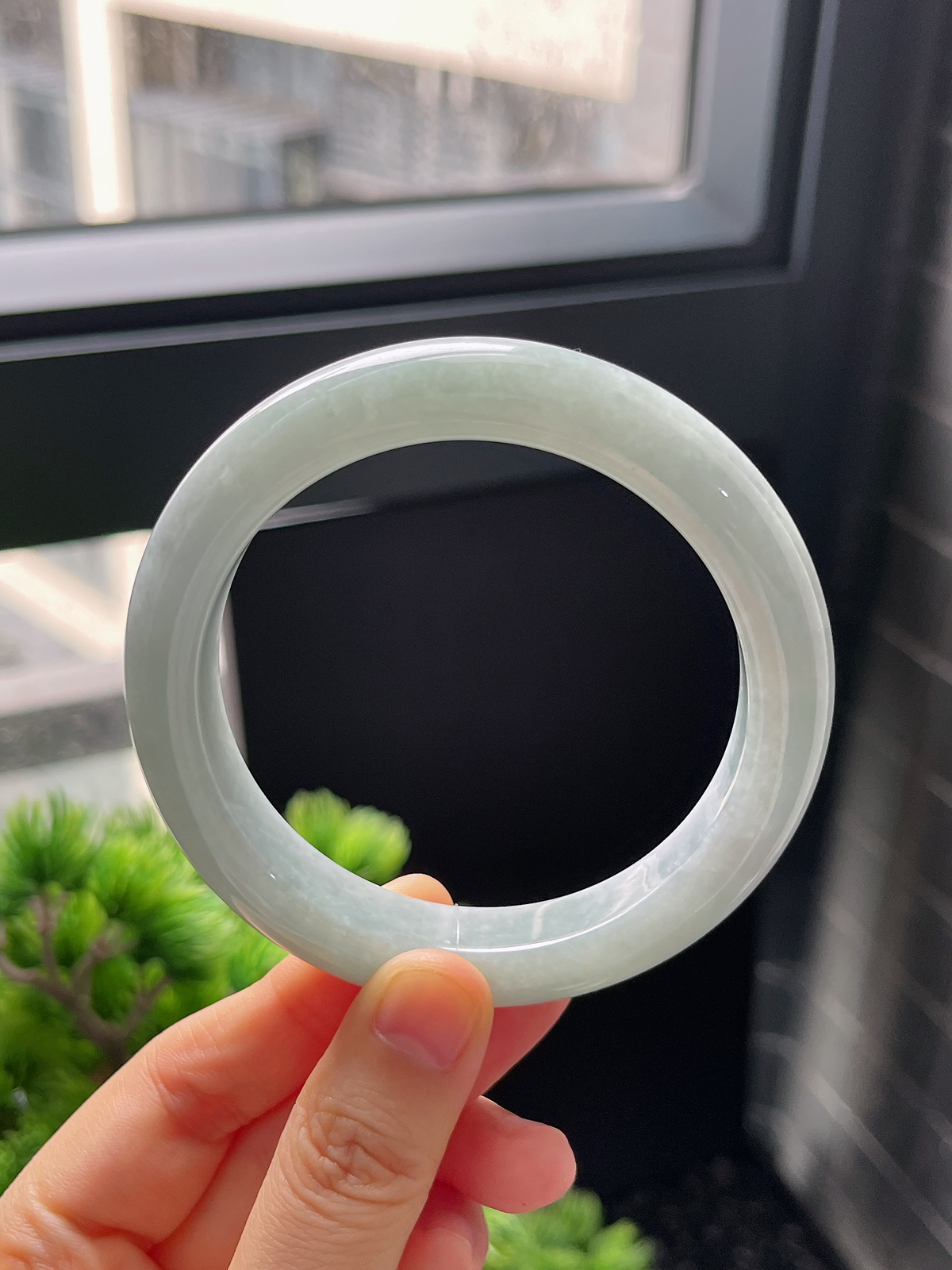 正圈60圈口，翡翠糯化种淡绿色手镯