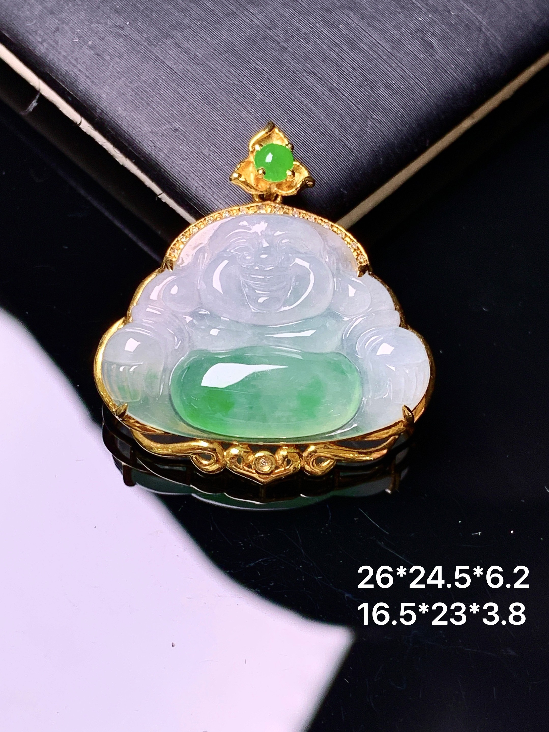 18k金镶嵌飘绿佛公吊坠 玉质细腻 色泽艳丽清新 水润亮眼 整体尺寸26*24.5*6.2 m1