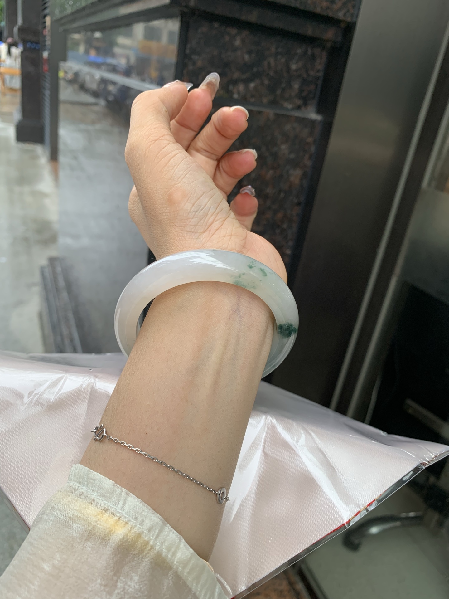 冰飘花正圈 0519-4A118 打灯棉线，底妆冰润细腻，冰底中开出了朵朵蓝花，飘花灵动飘逸，勾勒出一幅唯美诗意的山水意境画，古典优雅又秀气