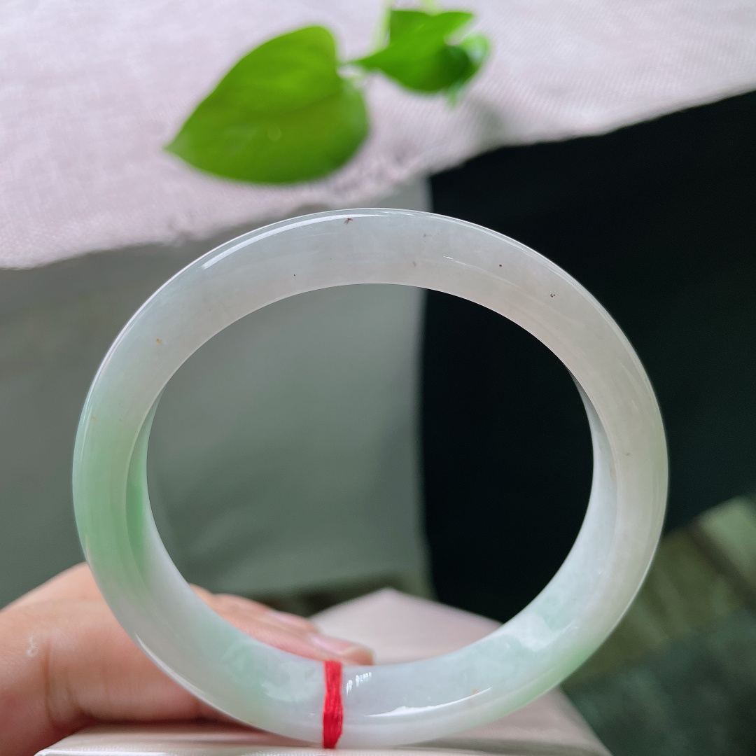 57.7/11/7.4，浅绿底正圈，水润，清秀迷人，条形秀气，种老，温婉知性，有纹，ss52267a