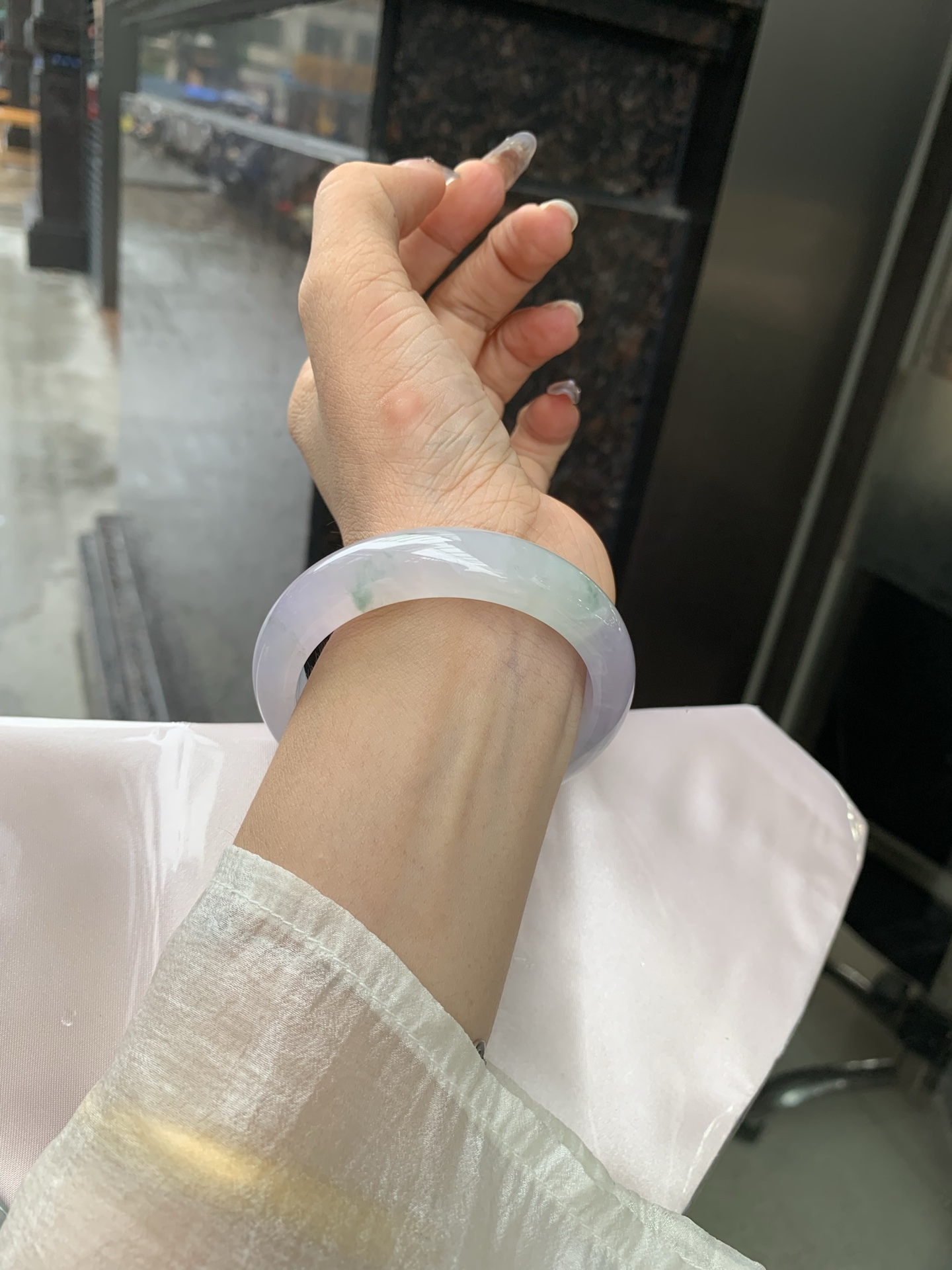 冰春彩正圈 54.6-8-12.8 0519-4A115 打灯棉线，底妆冰润，谁能拒绝一只自带春日滤镜的春彩镯啊，紫底晕染着飘绿花，像雾里的新芽，冰润细腻，上手温柔到骨子里，把整个春天的诗意都戴在手上。