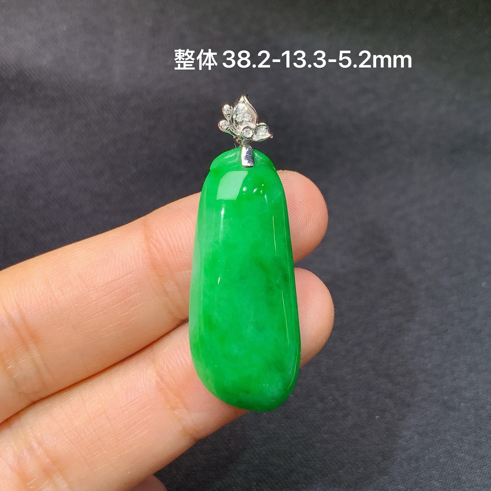阳绿福瓜吊坠，18k金镶嵌，冰润色阳，种水足，Wq 尺寸38.2*13.3*5.2