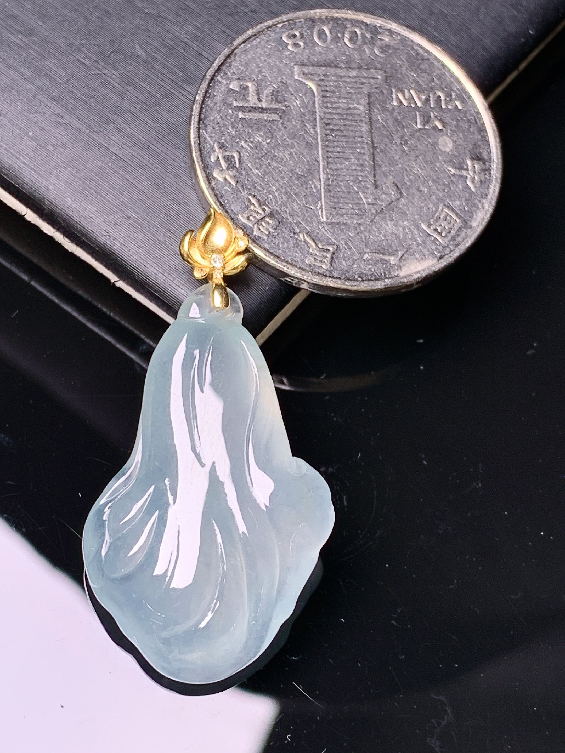 18k金镶嵌冰种白菜吊坠 玉质细腻 色泽艳丽清新 水润亮眼 整体尺寸34.8*18*6.5 z2