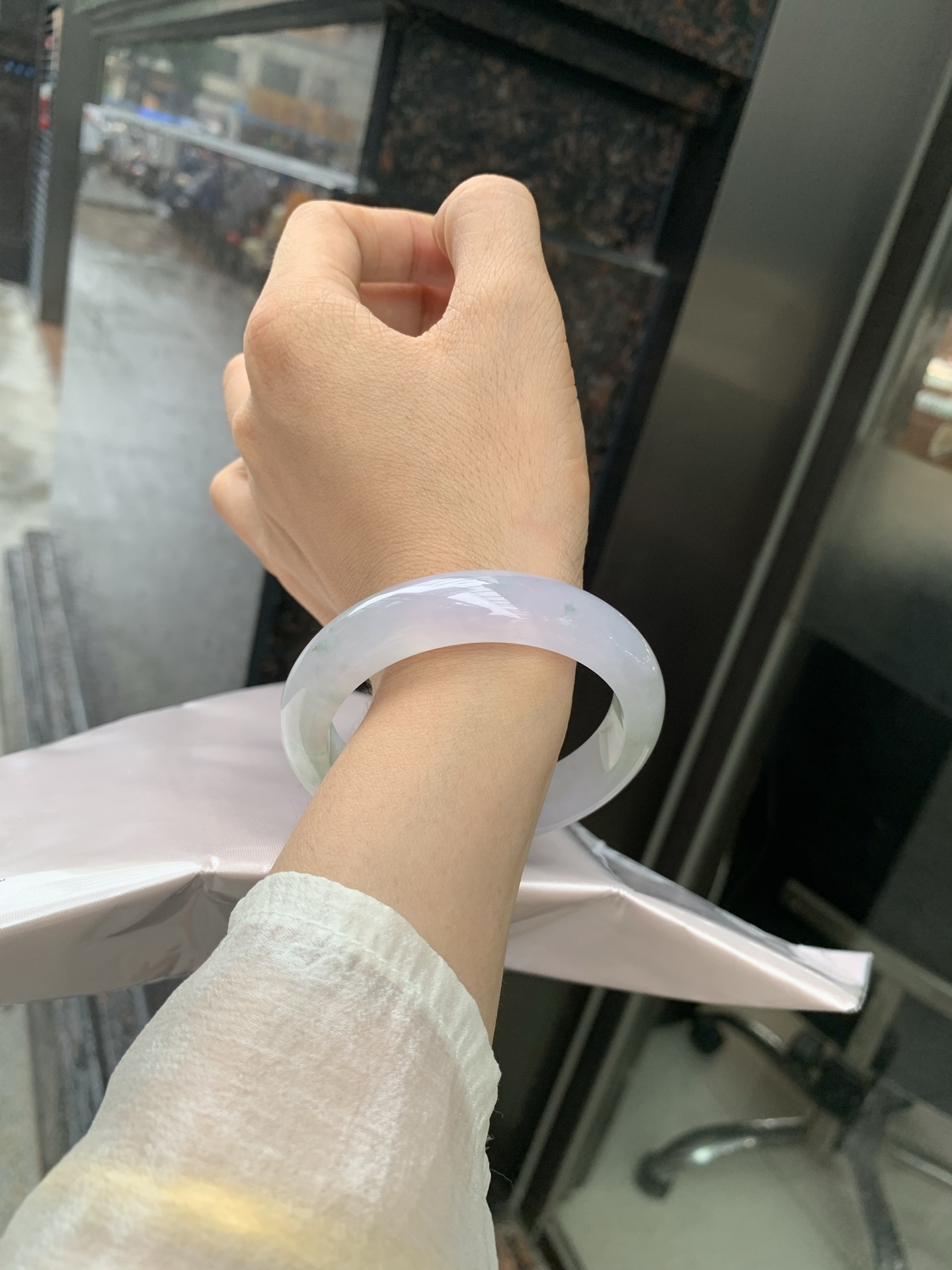 冰春彩正圈 54.6-8-12.8 0519-4A115 打灯棉线，底妆冰润，谁能拒绝一只自带春日滤镜的春彩镯啊，紫底晕染着飘绿花，像雾里的新芽，冰润细腻，上手温柔到骨子里，把整个春天的诗意都戴在手上。