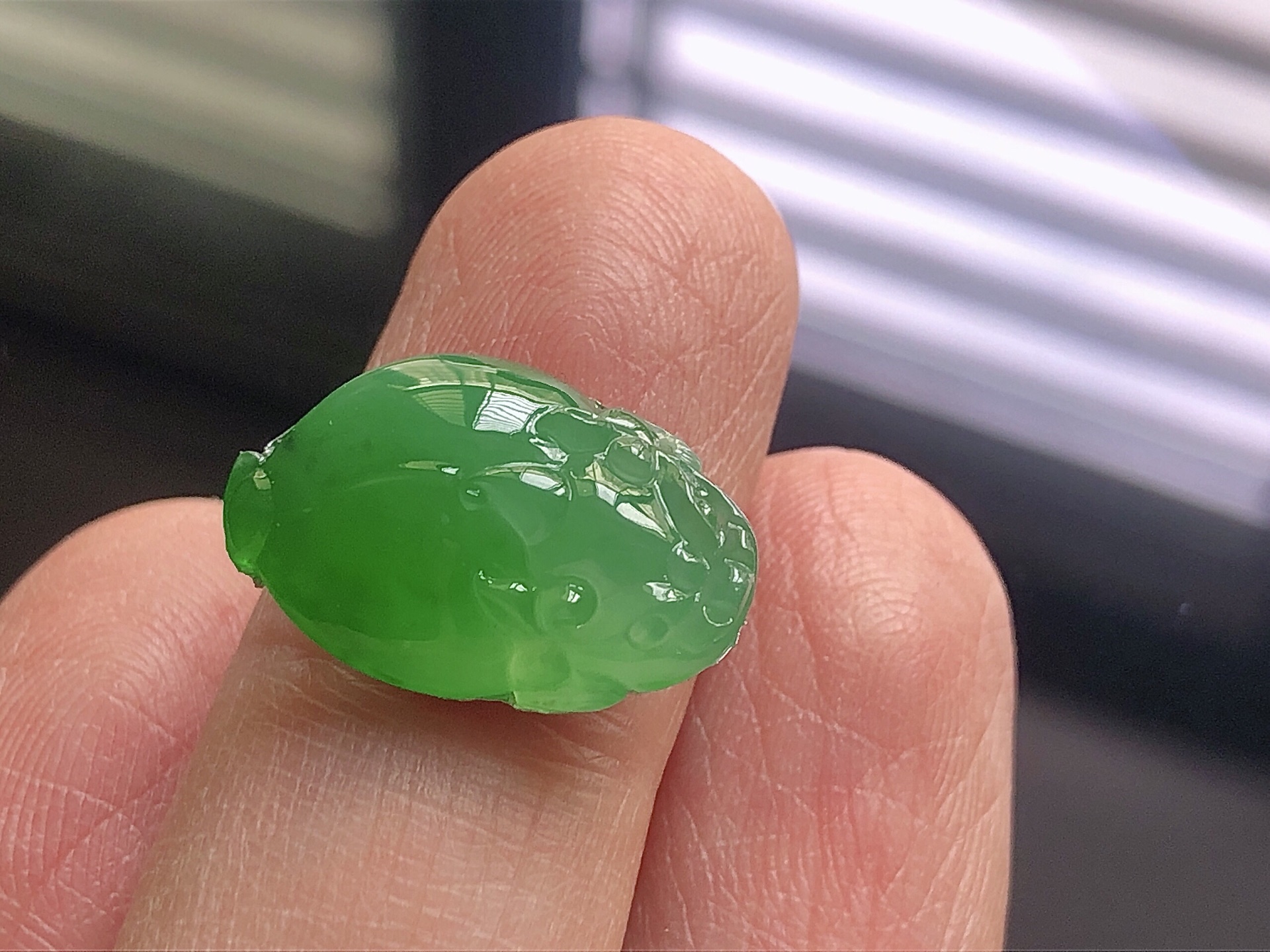️ 冰种阳绿金蟾，色泽艳阳，通透水润，玉质细腻，夺目迷人，镶嵌效果，品相，无裂，尺寸19*12.3*6.5