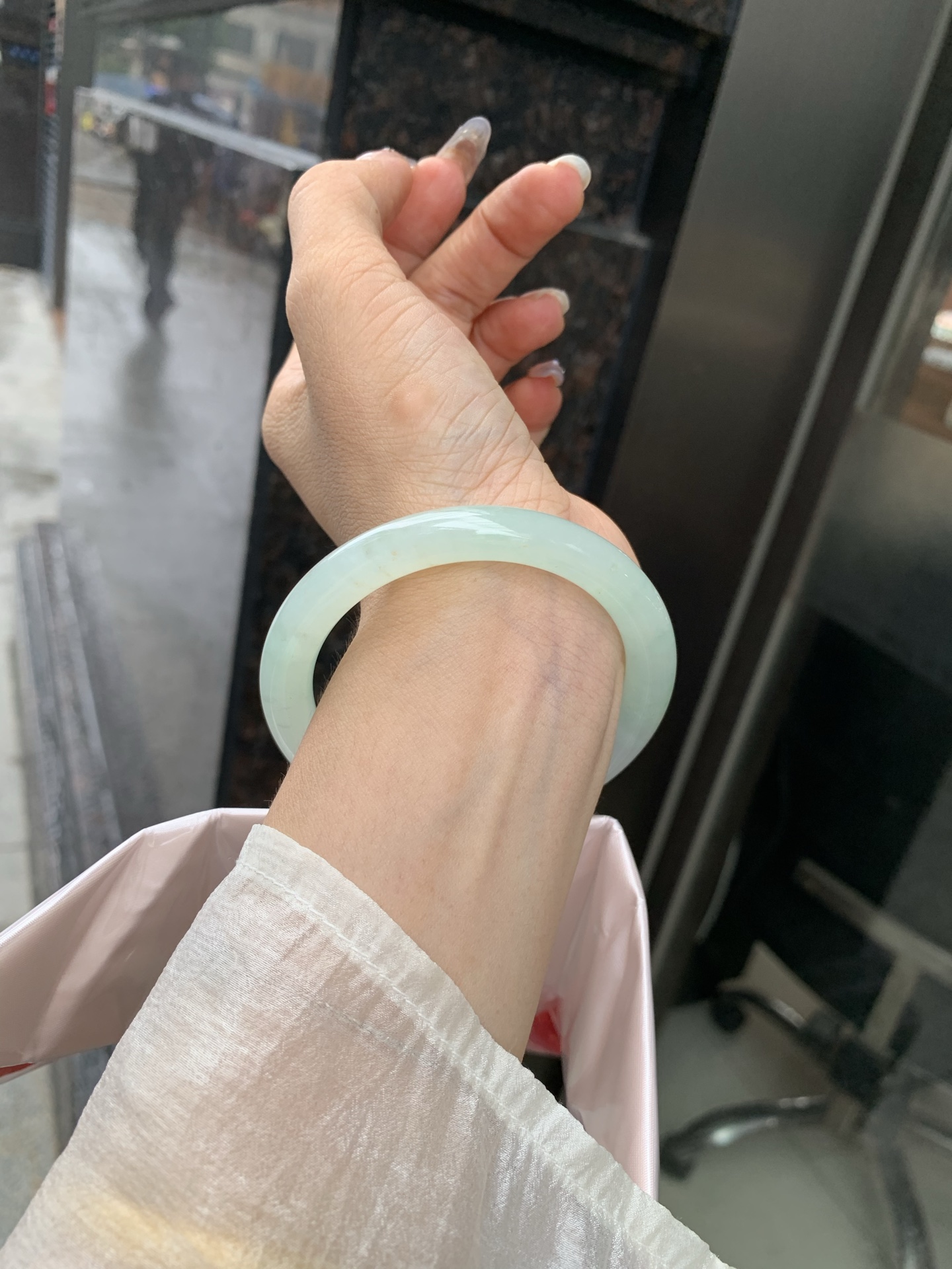 冰晴绿洒金美人条 55.6-8.5-8 0519-N762 无裂，底妆冰透水润，淡雅晴绿底洒金点缀，像初春嫩芽落入清泉，均匀柔和，抬眼就是一片宁静感