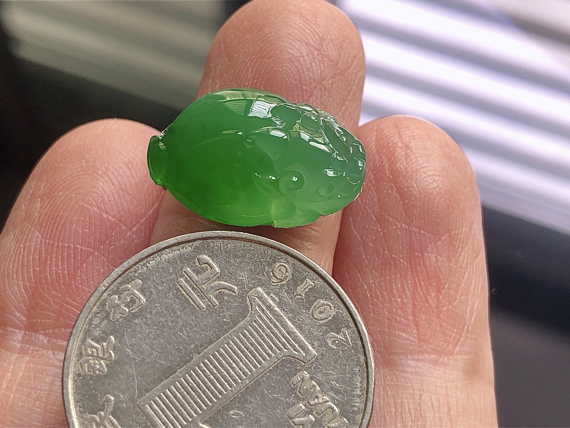 ️ 冰种阳绿金蟾，色泽艳阳，通透水润，玉质细腻，夺目迷人，镶嵌效果，品相，无裂，尺寸19*12.3*6.5